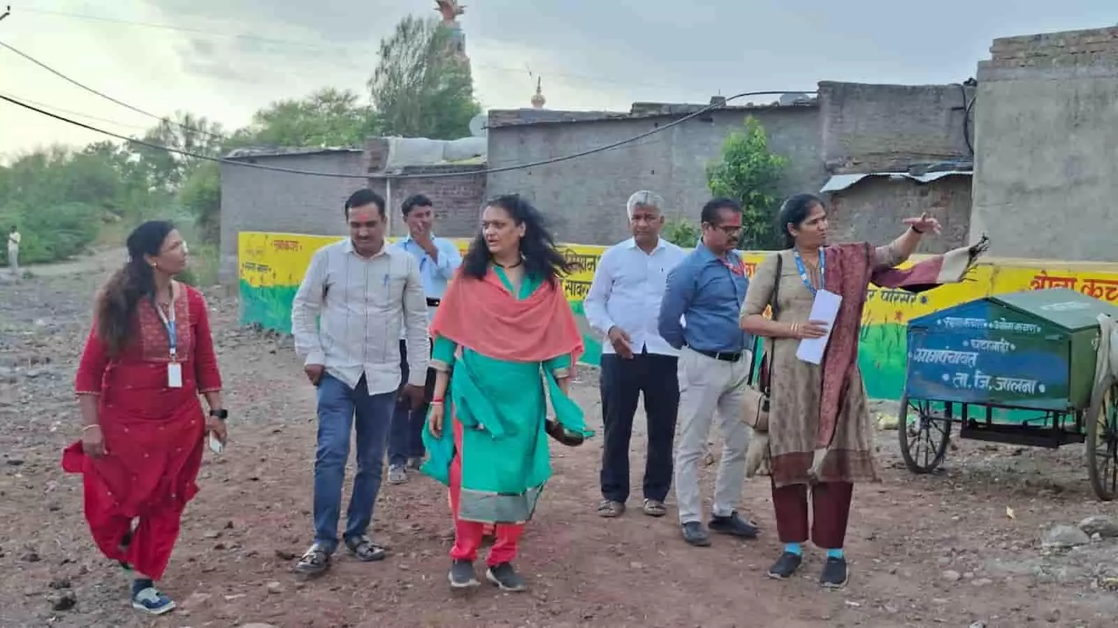 जालना के सावरगांव में संत गाडगेबाबा ग्रामस्वच्छता अभियान के तहत निरीक्षण के दौरान पैदल चलते अधिकारी और ग्रामीण। जालना के सावरगांव में संत गाडगेबाबा ग्रामस्वच्छता अभियान के तहत निरीक्षण के दौरान पैदल चलते अधिकारी और ग्रामीण।