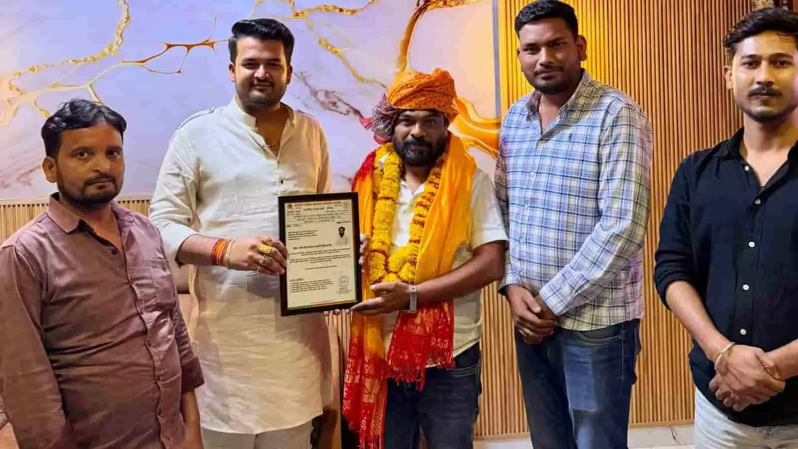 तस्वीर में प्रदेश अध्यक्ष आर्यन शर्मा, विजय कुमार गुप्ता को नियुक्ति पत्र सौंप रहे हैं। तस्वीर में प्रदेश अध्यक्ष आर्यन शर्मा, विजय कुमार गुप्ता को नियुक्ति पत्र सौंप रहे हैं।