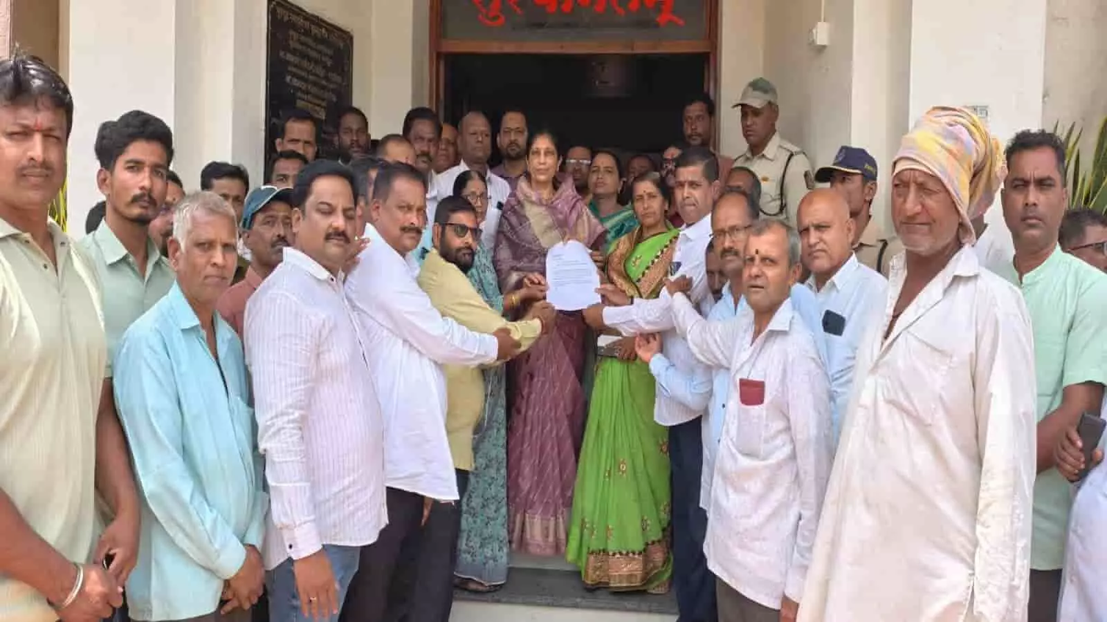 मुरगुड नगर परिषद के सामने नगराध्यक्ष सुहासिनीदेवी पाटील को आंदोलन के दौरान गृहकर वृद्धि और पीएमएवाय अनुदान को लेकर ज्ञापन सौंपते सर्वदलीय नागरिक। मुरगुड नगर परिषद के सामने नगराध्यक्ष सुहासिनीदेवी पाटील को आंदोलन के दौरान गृहकर वृद्धि और पीएमएवाय अनुदान को लेकर ज्ञापन सौंपते सर्वदलीय नागरिक।