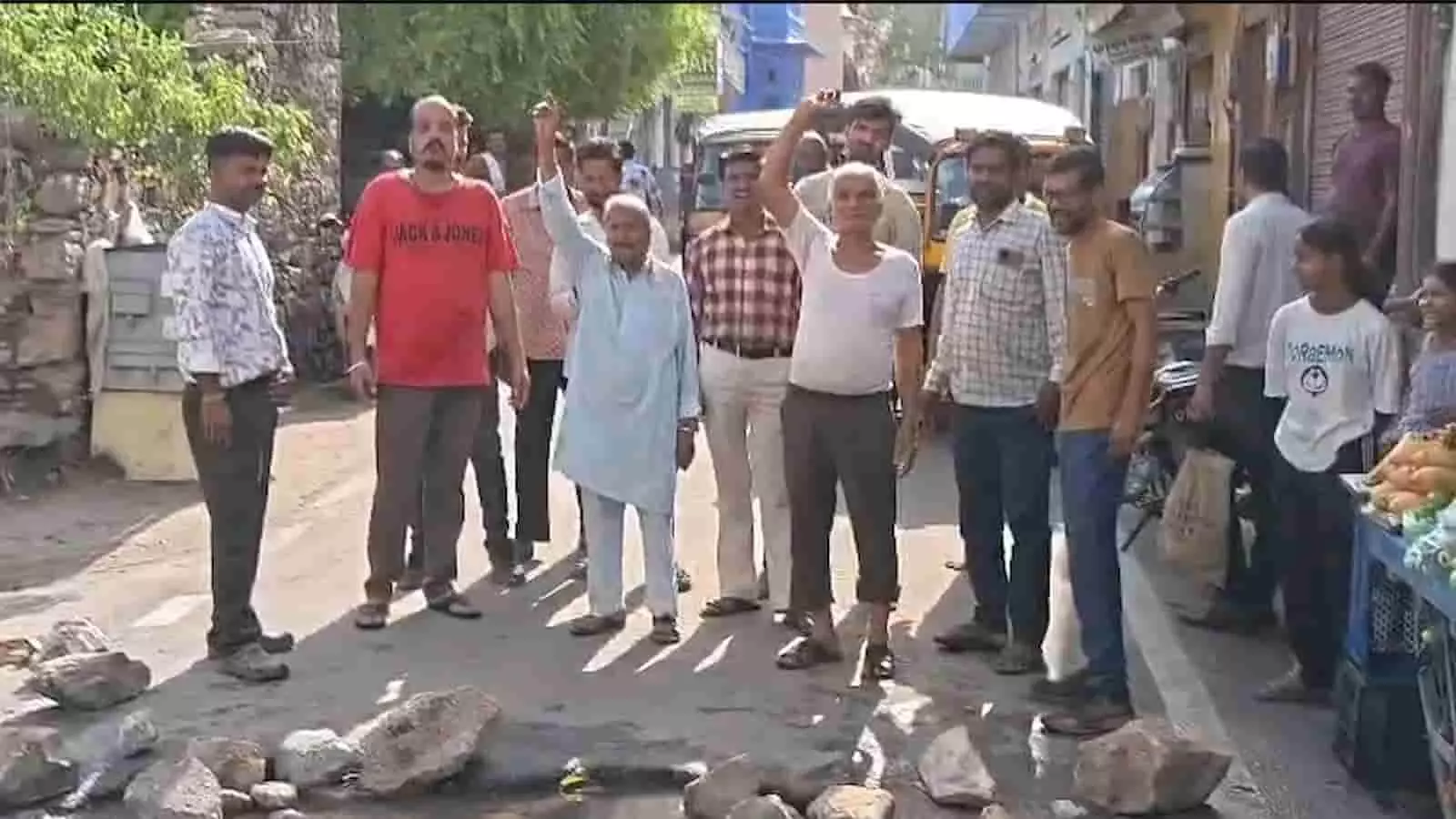 तस्वीर में नाथद्वारा के कुमारवाड़ा में सड़क की बदहाली पर स्थानीय नागरिकों का प्रदर्शन। तस्वीर में नाथद्वारा के कुमारवाड़ा में सड़क की बदहाली पर स्थानीय नागरिकों का प्रदर्शन।