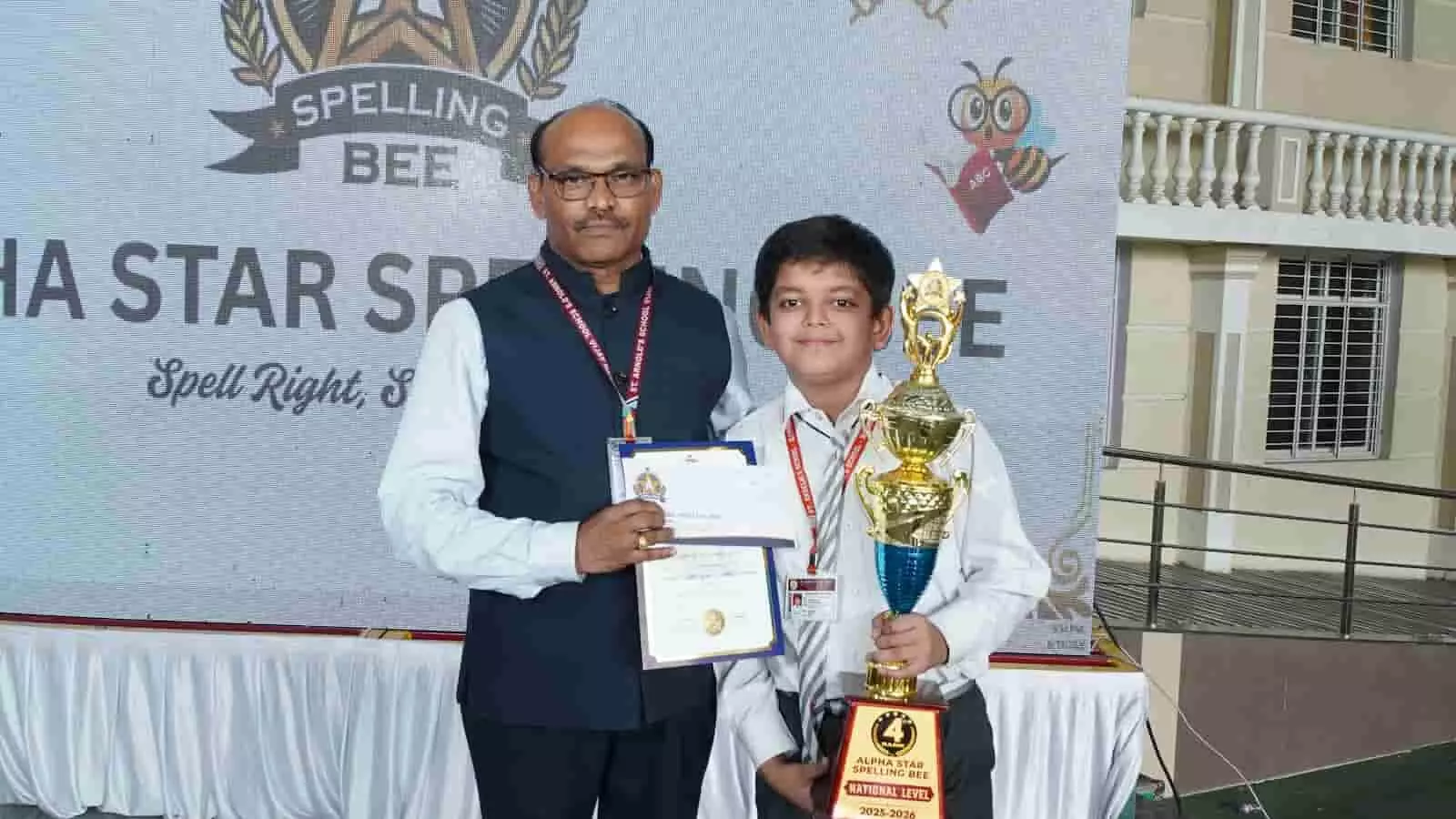 तस्वीर में इंदौर में आयोजित स्पेलिंग बी प्रतियोगिता के दौरान पुरस्कार प्राप्त करते जयपुर के छात्र शेखर प्रतीक पांडेय दिख रहे हैं। तस्वीर में इंदौर में आयोजित स्पेलिंग बी प्रतियोगिता के दौरान पुरस्कार प्राप्त करते जयपुर के छात्र शेखर प्रतीक पांडेय दिख रहे हैं।