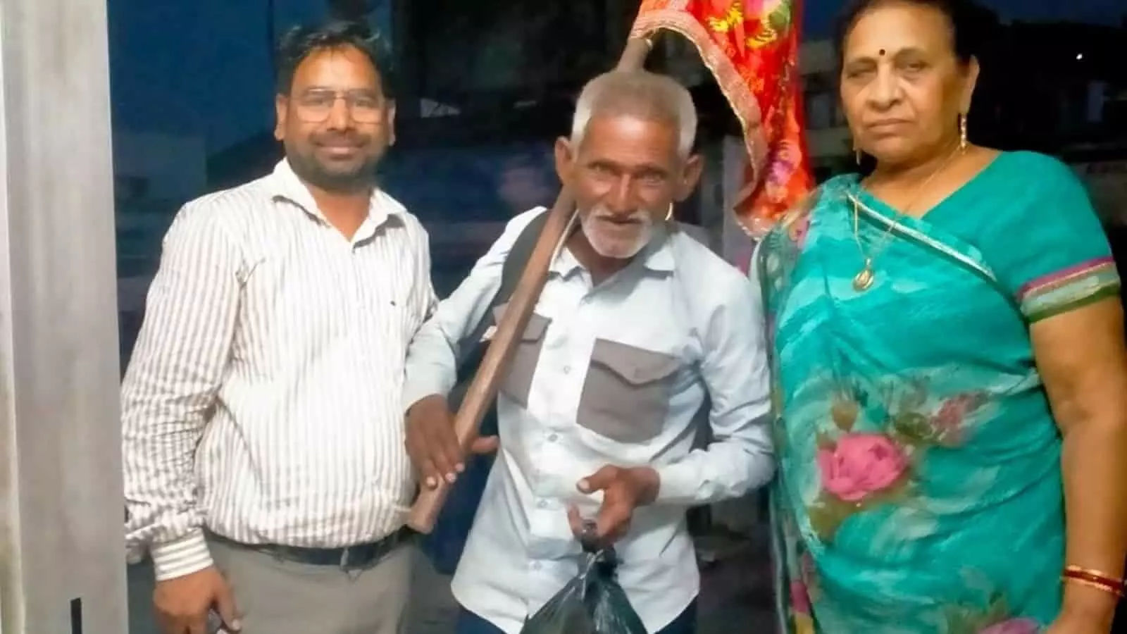 खेरवाड़ा में वैष्णो देवी की पैदल यात्रा पर जा रहे बुजुर्ग श्रद्धालु का स्वागत करते स्थानीय नागरिक। खेरवाड़ा में वैष्णो देवी की पैदल यात्रा पर जा रहे बुजुर्ग श्रद्धालु का स्वागत करते स्थानीय नागरिक।