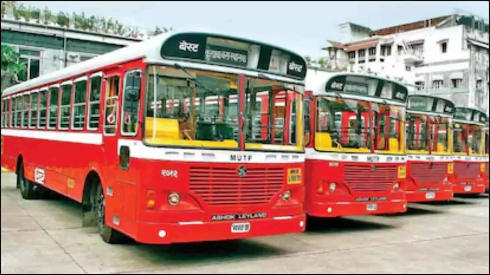मुंबई के एक डिपो में कतार में खड़ी लाल रंग की बेस्ट बसें हड़ताल के संदर्भ में दिख रही हैं।