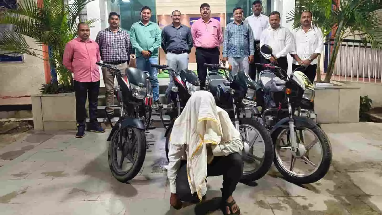 वाशिम पुलिस थाने के सामने खड़ी चार चोरी की मोटरसाइकिलों के साथ पुलिसकर्मी और आरोपी। वाशिम पुलिस थाने के सामने खड़ी चार चोरी की मोटरसाइकिलों के साथ पुलिसकर्मी और आरोपी।