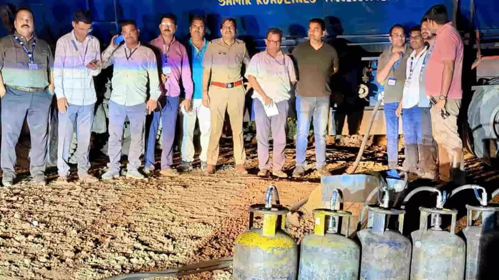 धुले के साक्री में ईंधन तस्करी के दौरान जब्त किए गए गैस सिलेंडरों के पास खड़े पुलिस और प्रशासनिक अधिकारी। धुले के साक्री में ईंधन तस्करी के दौरान जब्त किए गए गैस सिलेंडरों के पास खड़े पुलिस और प्रशासनिक अधिकारी।