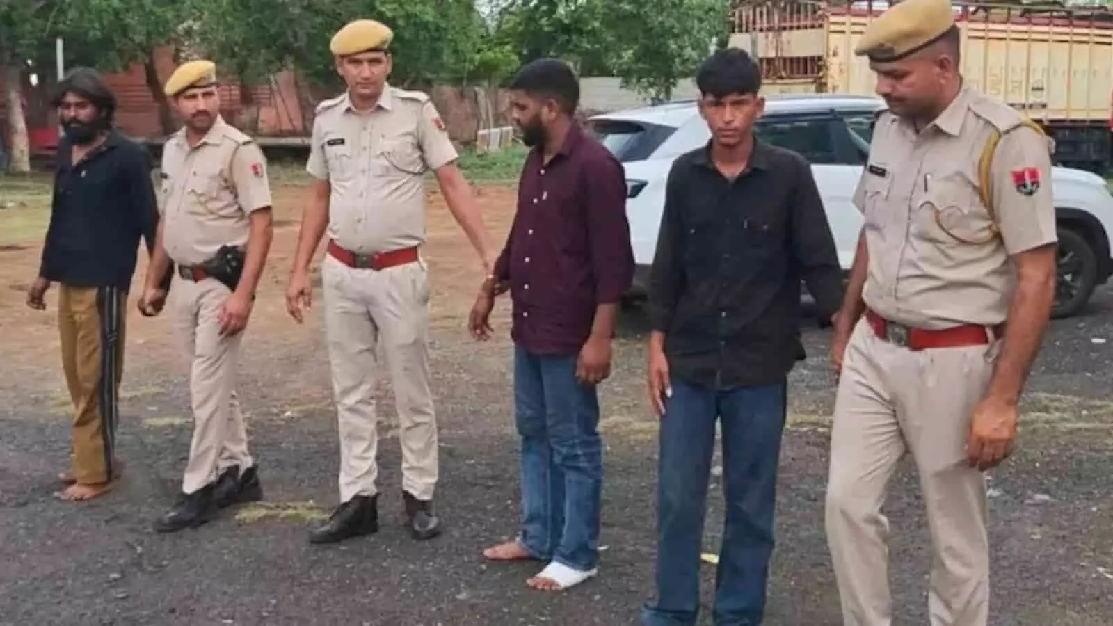 रायला पुलिस थाना भीलवाड़ा के पुलिसकर्मी लूट के आरोपी सुनील, चांदमल और राहुल के साथ खड़े हैं रायला पुलिस थाना भीलवाड़ा के पुलिसकर्मी लूट के आरोपी सुनील, चांदमल और राहुल के साथ खड़े हैं