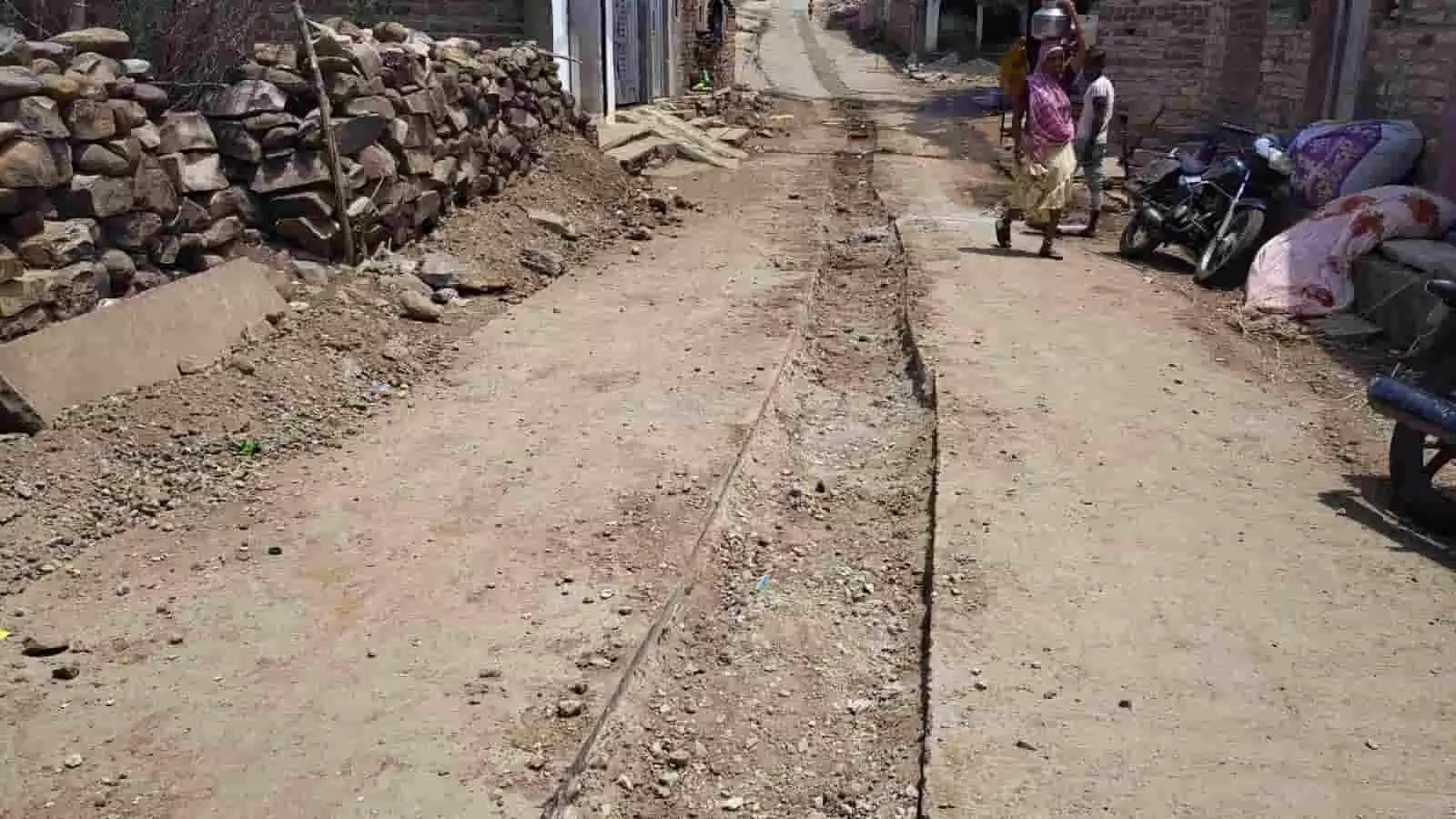झालावाड़ के उमरिया गांव में जल जीवन मिशन के तहत पाइपलाइन बिछाने के लिए खोदी गई क्षतिग्रस्त सीसी सड़क। झालावाड़ के उमरिया गांव में जल जीवन मिशन के तहत पाइपलाइन बिछाने के लिए खोदी गई क्षतिग्रस्त सीसी सड़क।