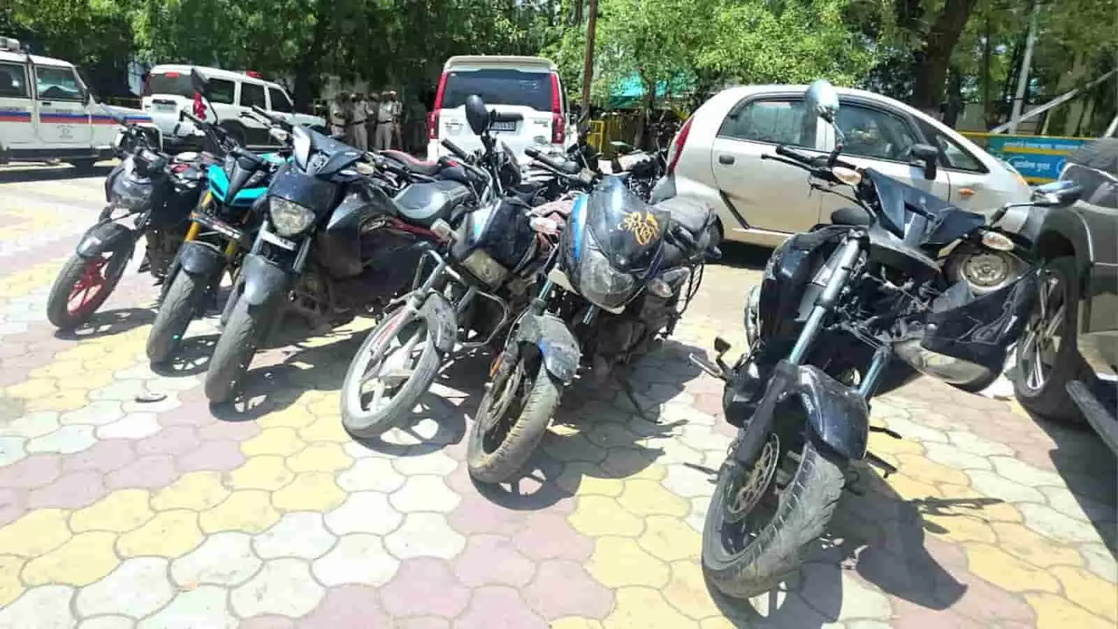 जलगांव पुलिस थाने के परिसर में खड़ी जब्त की गई आरोपियों की विभिन्न मोटरसाइकिलें और गाड़ियां।
