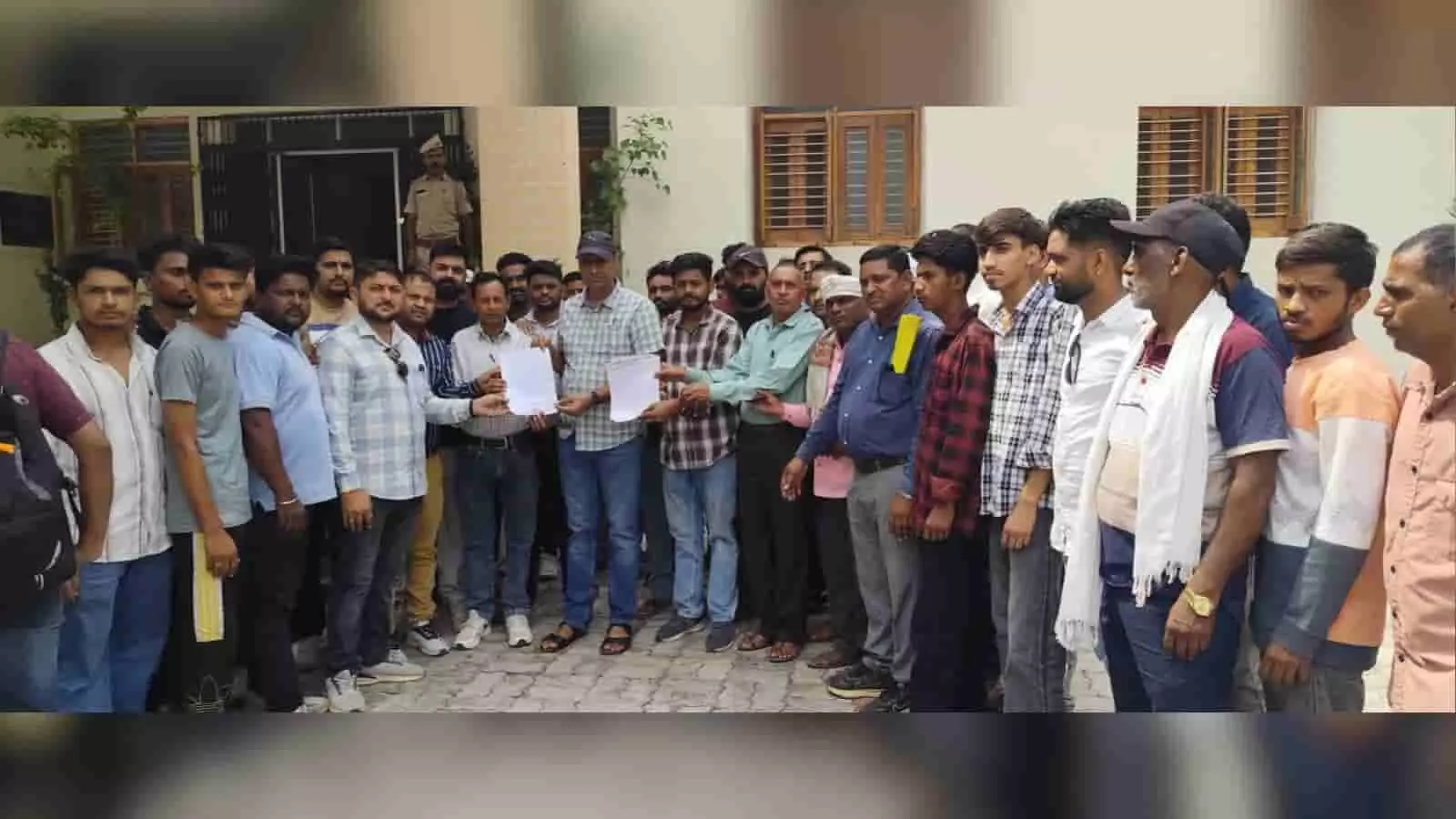कार्यालय परिसर के बाहर ग्रामीणों का समूह उपखंड अधिकारी को सड़क सुरक्षा संबंधी ज्ञापन सौंपते हुए। कार्यालय परिसर के बाहर ग्रामीणों का समूह उपखंड अधिकारी को सड़क सुरक्षा संबंधी ज्ञापन सौंपते हुए।