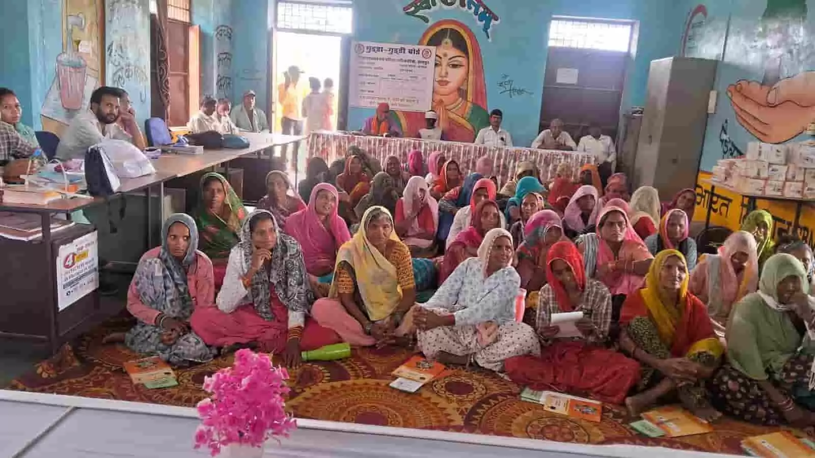 बंजारिया सभागार में फर्श पर बैठकर प्रशिक्षण कार्यक्रम में भाग लेते ग्रामीण किसान और मंच पर उपस्थित विभागीय अधिकारी। बंजारिया सभागार में फर्श पर बैठकर प्रशिक्षण कार्यक्रम में भाग लेते ग्रामीण किसान और मंच पर उपस्थित विभागीय अधिकारी।