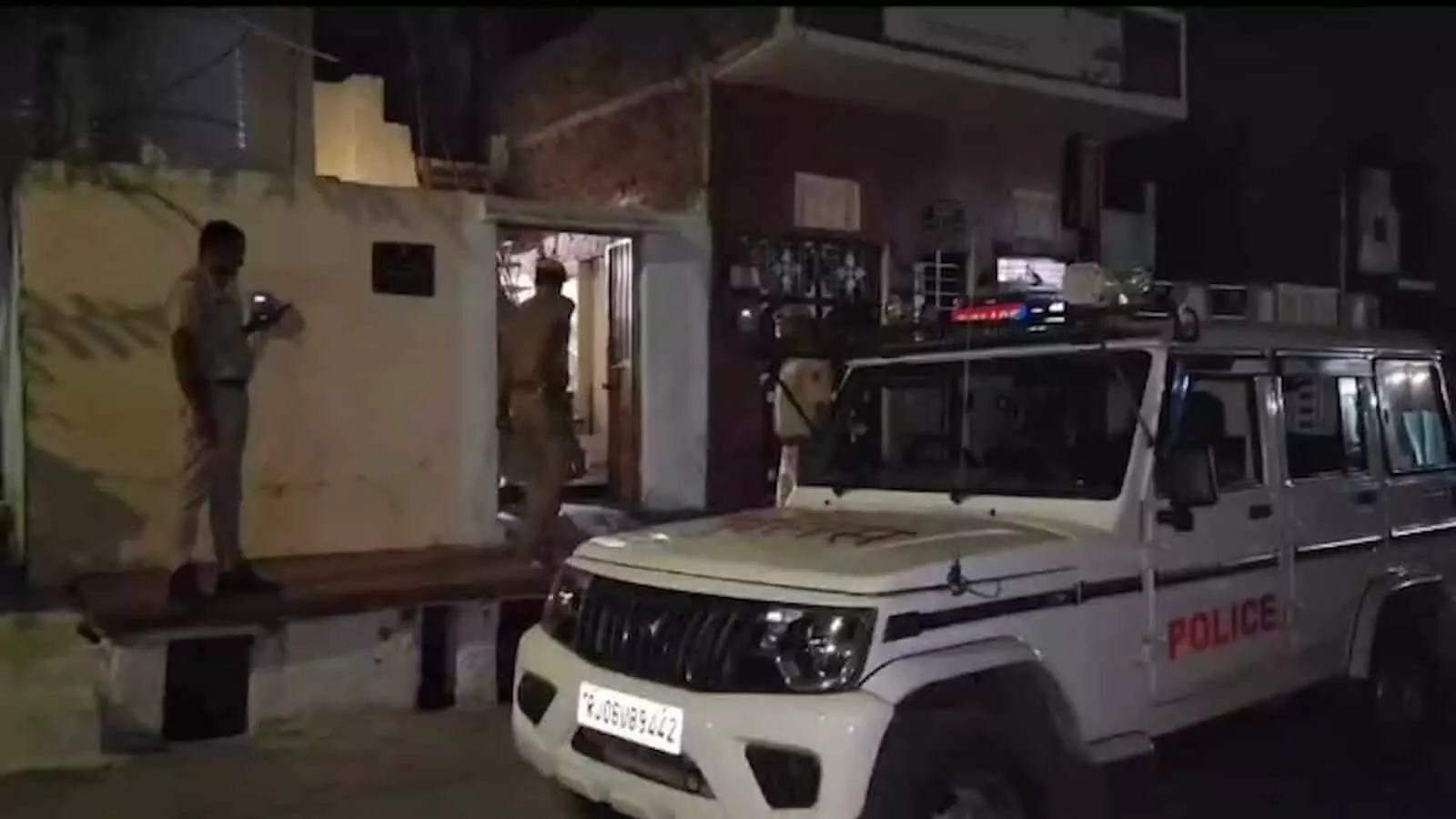 भीलवाड़ा पुलिस के जवान और गाड़ी पटेलनगर में फर्जी नीट पेपर बेचने वाले आरोपी के घर दबिश के दौरान बाहर खड़े हैं। भीलवाड़ा पुलिस के जवान और गाड़ी पटेलनगर में फर्जी नीट पेपर बेचने वाले आरोपी के घर दबिश के दौरान बाहर खड़े हैं।