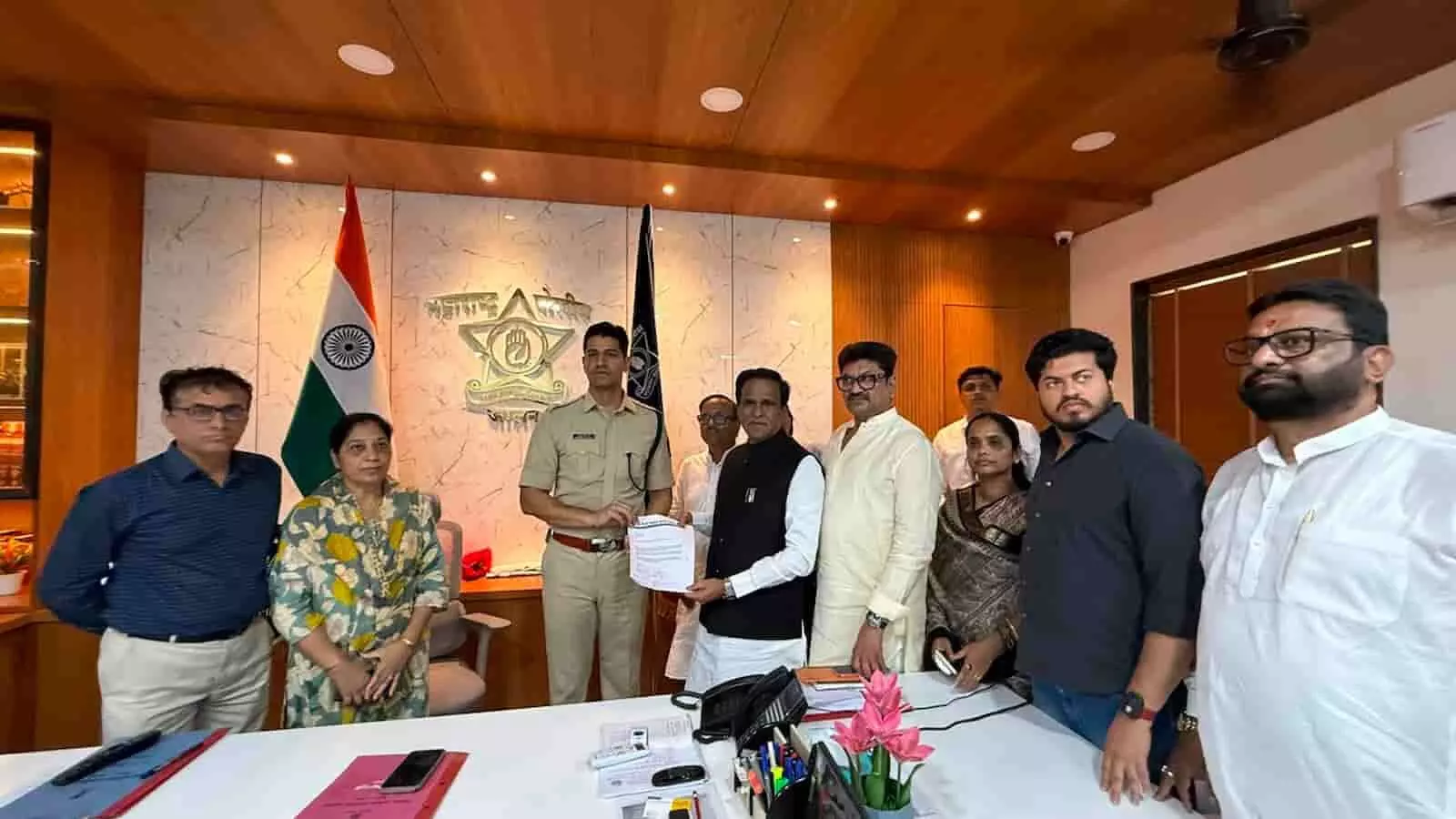 जालना पुलिस अधीक्षक कार्यालय में एसपी तेघबीर सिंह संधू को ज्ञापन सौंपते पूर्व केंद्रीय मंत्री रावसाहेब दानवे और अन्य जनप्रतिनिधि। जालना पुलिस अधीक्षक कार्यालय में एसपी तेघबीर सिंह संधू को ज्ञापन सौंपते पूर्व केंद्रीय मंत्री रावसाहेब दानवे और अन्य जनप्रतिनिधि।