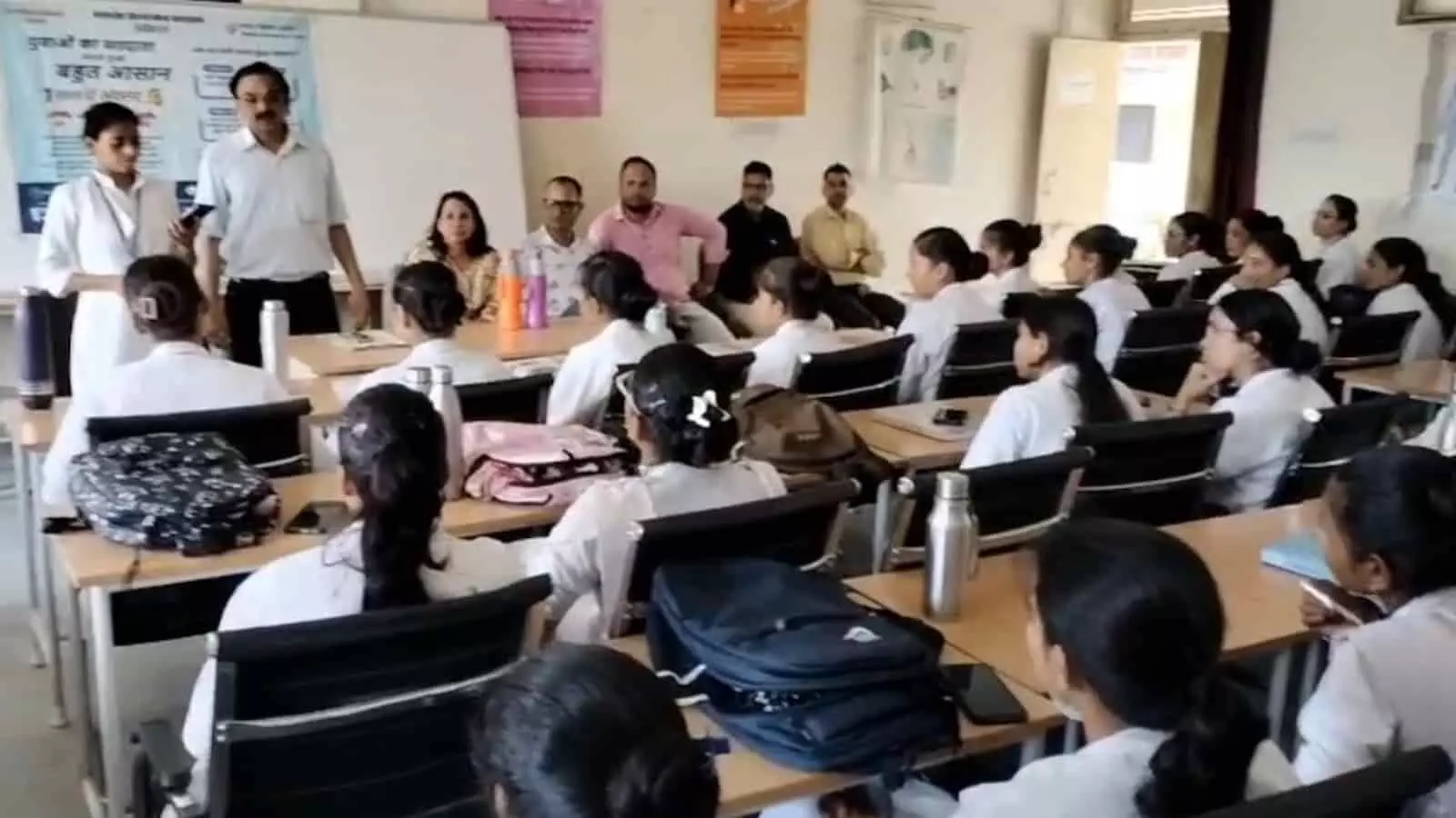बारां के एएनएम केंद्र में अधिकारियों और प्रशिक्षणार्थियों की उपस्थिति में आयोजित मतदाता जागरूकता स्वीप कार्यक्रम। बारां के एएनएम केंद्र में अधिकारियों और प्रशिक्षणार्थियों की उपस्थिति में आयोजित मतदाता जागरूकता स्वीप कार्यक्रम।