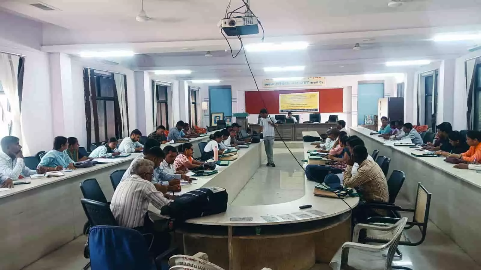 गिर्वा पंचायत समिति सभागार में आयोजित आवासीय प्रशिक्षण सत्र में भाग लेते ब्लॉक संसाधन व्यक्ति। गिर्वा पंचायत समिति सभागार में आयोजित आवासीय प्रशिक्षण सत्र में भाग लेते ब्लॉक संसाधन व्यक्ति।