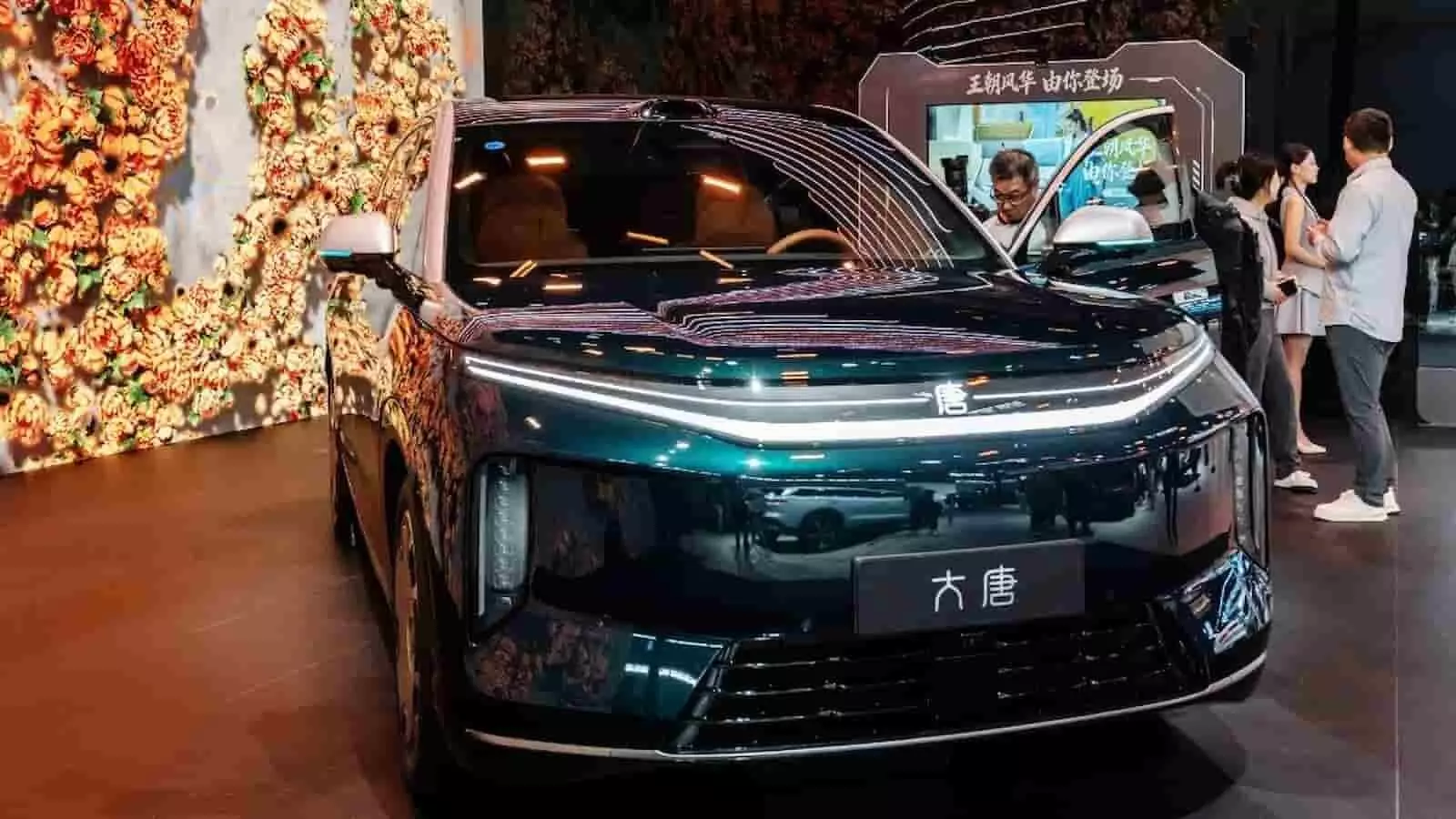 तस्वीर में बीजिंग ऑटो शो में प्रदर्शित BYD की इलेक्ट्रिक SUV ग्रेट टैंग दिख रही है। तस्वीर में बीजिंग ऑटो शो में प्रदर्शित BYD की इलेक्ट्रिक SUV ग्रेट टैंग दिख रही है।