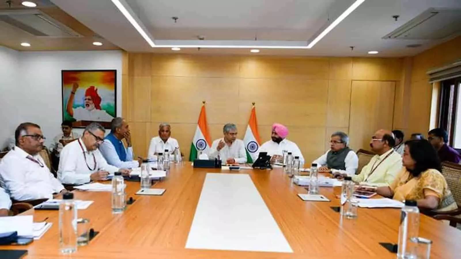 बैठक कक्ष में केंद्रीय रेल मंत्री अश्विनी वैष्णव और वरिष्ठ रेलवे अधिकारी स्टेशन प्रबंधन सुधारों पर चर्चा कर रहे हैं।