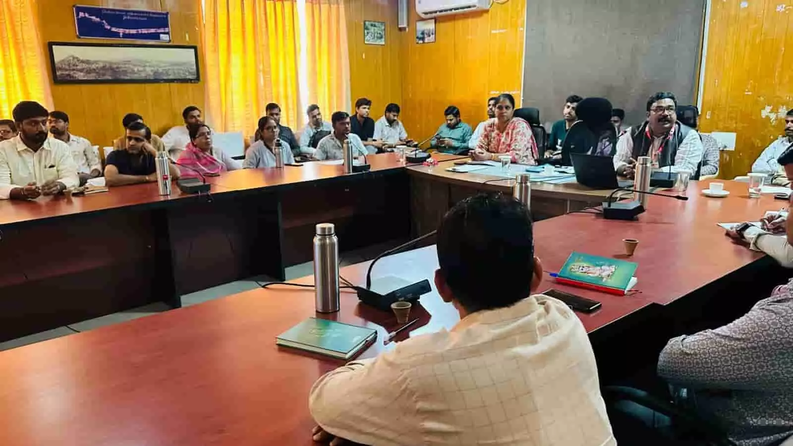 राजसमंद में आधार प्रशिक्षण कार्यक्रम के दौरान बैठक टेबल पर बैठे हुए अधिकारी और ऑपरेटर राजसमंद में आधार प्रशिक्षण कार्यक्रम के दौरान बैठक टेबल पर बैठे हुए अधिकारी और ऑपरेटर