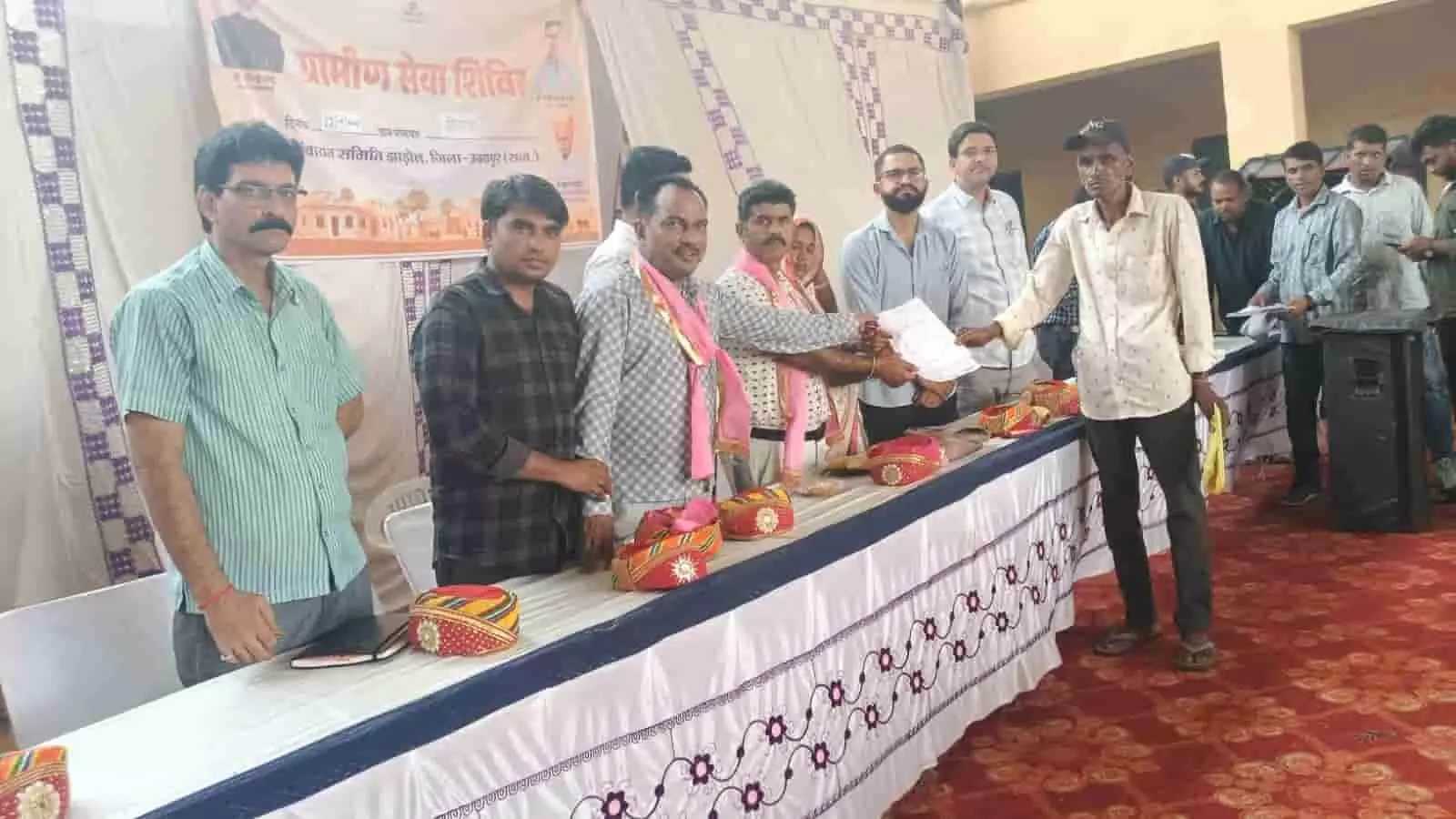 झाड़ोल के ग्रामीण सेवा शिविर में बैठे अधिकारी, जनप्रतिनिधि और अपनी समस्याएं लेकर पहुंचे ग्रामीण। झाड़ोल के ग्रामीण सेवा शिविर में बैठे अधिकारी, जनप्रतिनिधि और अपनी समस्याएं लेकर पहुंचे ग्रामीण।