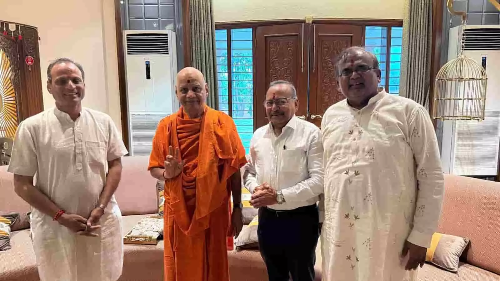 भीलवाड़ा में श्री बधर माता ट्रस्ट के पदाधिकारी स्वामी गोविंददेव गिरी महाराज को भक्त निवास लोकार्पण का आमंत्रण पत्र सौंपते हुए।