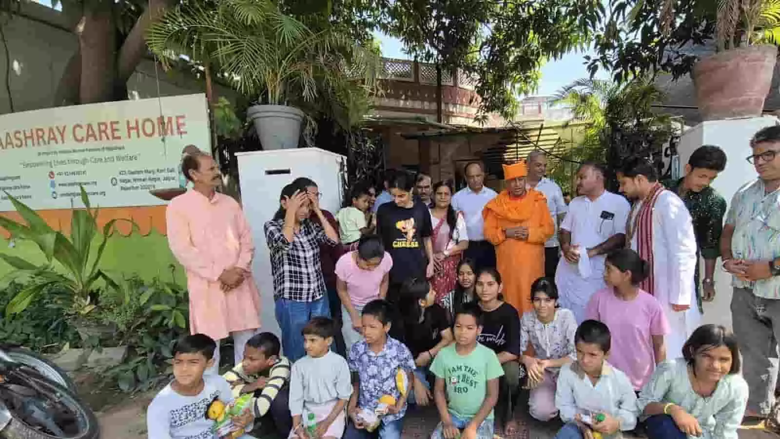 जयपुर के आश्रय केयर होम में बच्चों के साथ खड़े संत-महात्मा और स्थानीय लोग स्वामी टेऊँराम महाराज महानिर्वाण उत्सव के संदर्भ में। जयपुर के आश्रय केयर होम में बच्चों के साथ खड़े संत-महात्मा और स्थानीय लोग स्वामी टेऊँराम महाराज महानिर्वाण उत्सव के संदर्भ में।