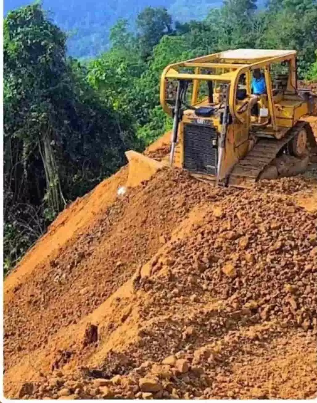 अरावली क्षेत्र में खनन कार्य में लगा बुलडोजर, पर्यावरण संरक्षण के संदर्भ में प्रदर्शन।