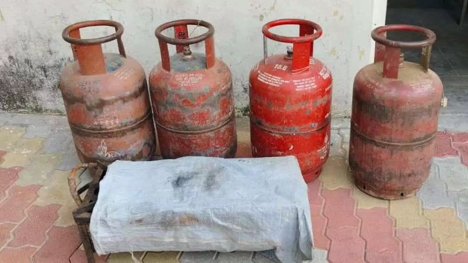 रायपुर में दुकान चोरी के आरोपी को गिरफ्तार कर पुलिस ने बरामद सामान दिखाया। रायपुर में दुकान चोरी के आरोपी को गिरफ्तार कर पुलिस ने बरामद सामान दिखाया।
