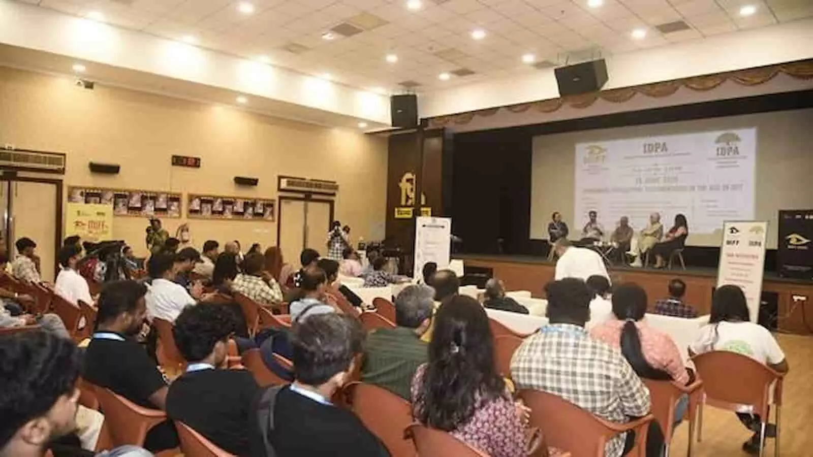 मुंबई अंतरराष्ट्रीय फिल्म महोत्सव में मंच पर बैठे विशेषज्ञ और सभागार में उपस्थित दर्शक। मुंबई अंतरराष्ट्रीय फिल्म महोत्सव में मंच पर बैठे विशेषज्ञ और सभागार में उपस्थित दर्शक।