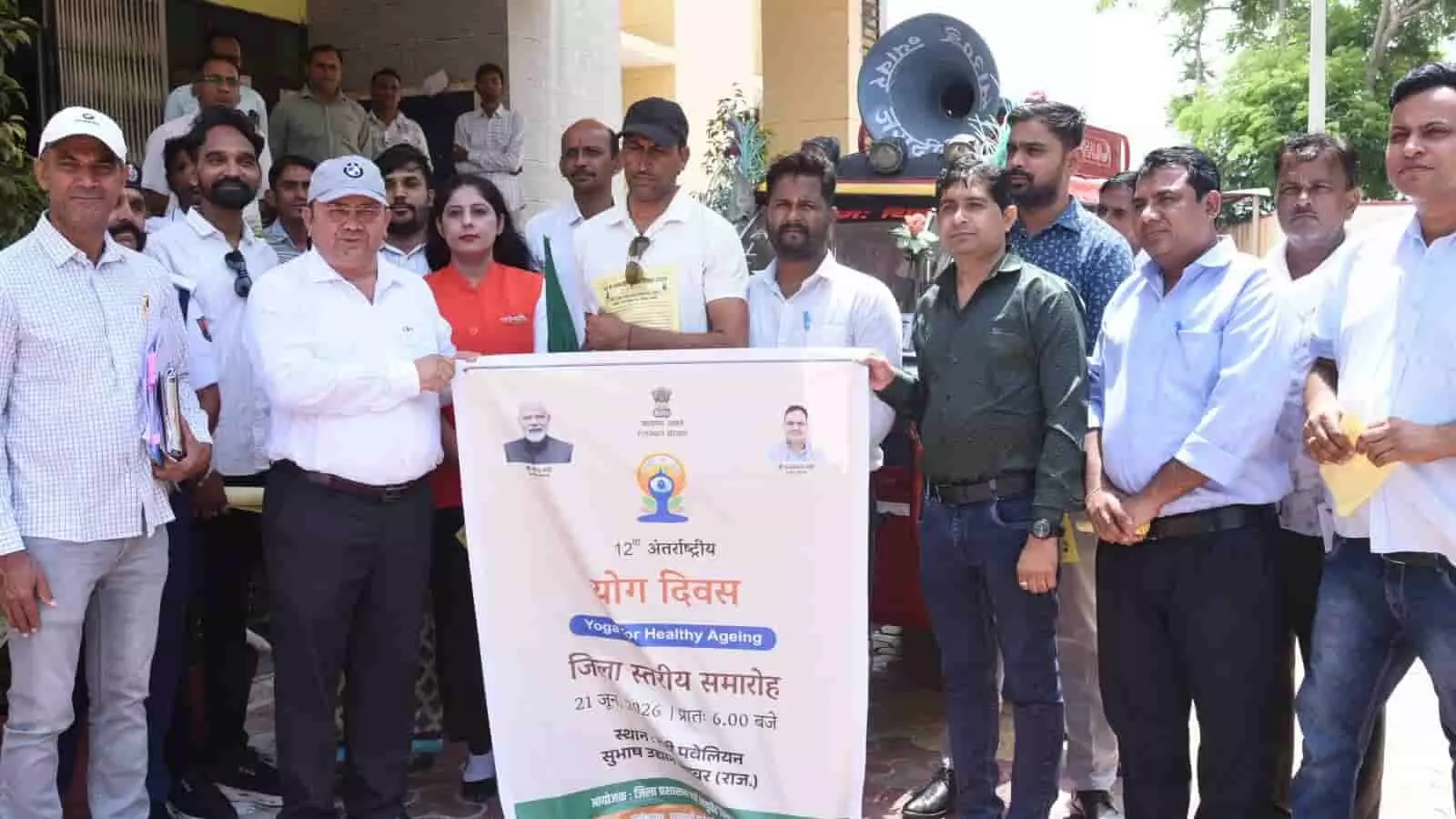 खाद्य सुरक्षा विभाग के अधिकारी ब्यावर में दुकानों का निरीक्षण करते हुए और अमानक खाद्य पदार्थों पर कार्रवाई करते हुए। खाद्य सुरक्षा विभाग के अधिकारी ब्यावर में दुकानों का निरीक्षण करते हुए और अमानक खाद्य पदार्थों पर कार्रवाई करते हुए।