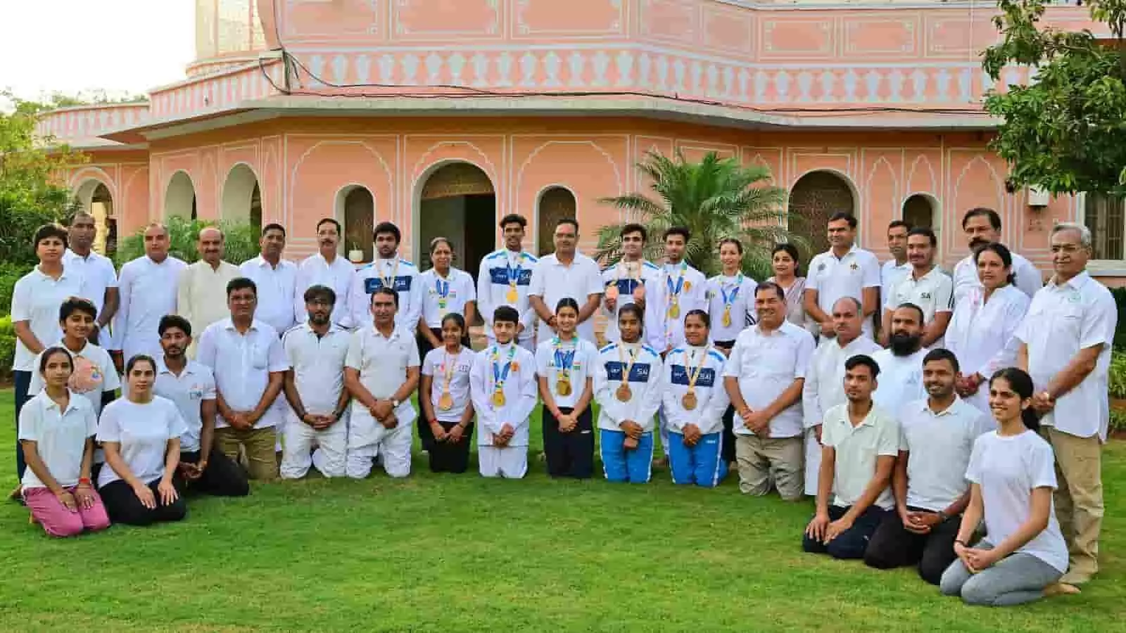 मुख्यमंत्री निवास के लॉन में मुख्यमंत्री भजनलाल शर्मा विश्व योगासन चैम्पियनशिप के पदक विजेता खिलाड़ियों और अन्य गणमान्य लोगों के साथ खड़े हैं। मुख्यमंत्री निवास के लॉन में मुख्यमंत्री भजनलाल शर्मा विश्व योगासन चैम्पियनशिप के पदक विजेता खिलाड़ियों और अन्य गणमान्य लोगों के साथ खड़े हैं।