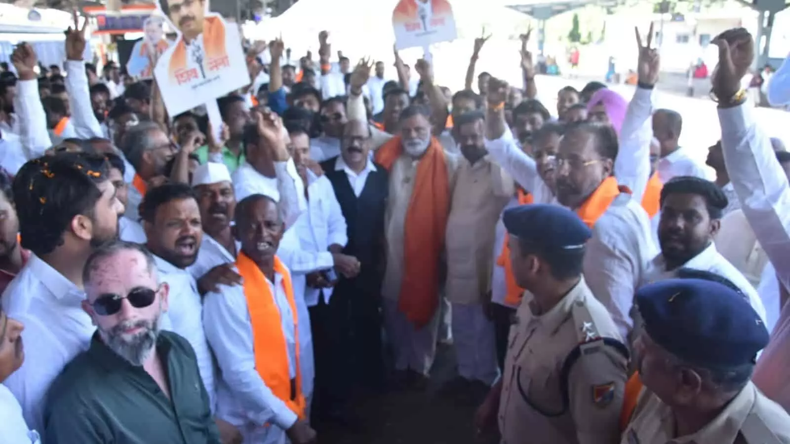 नासिक रेलवे स्टेशन पर समर्थकों के बीच मौजूद ठाकरे गुट के सांसद राजाभाऊ वाजे। नासिक रेलवे स्टेशन पर समर्थकों के बीच मौजूद ठाकरे गुट के सांसद राजाभाऊ वाजे।