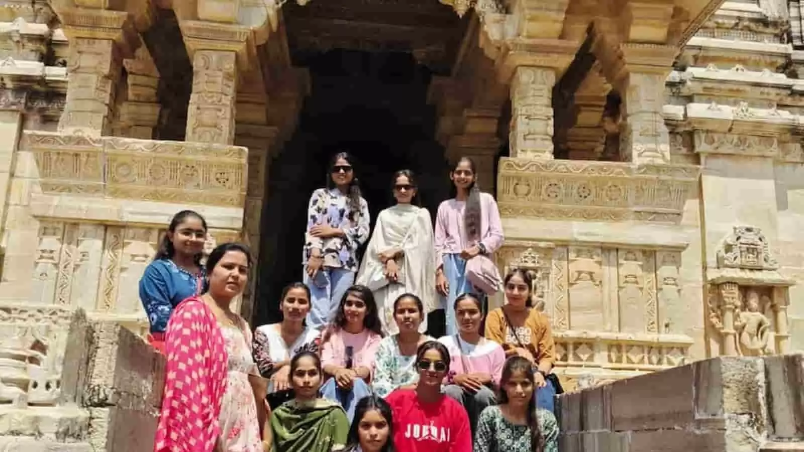 चित्तौड़गढ़ दुर्ग के ऐतिहासिक स्थलों का शैक्षणिक भ्रमण करतीं राजकीय महाविद्यालय बदनौर की छात्राएं। चित्तौड़गढ़ दुर्ग के ऐतिहासिक स्थलों का शैक्षणिक भ्रमण करतीं राजकीय महाविद्यालय बदनौर की छात्राएं।