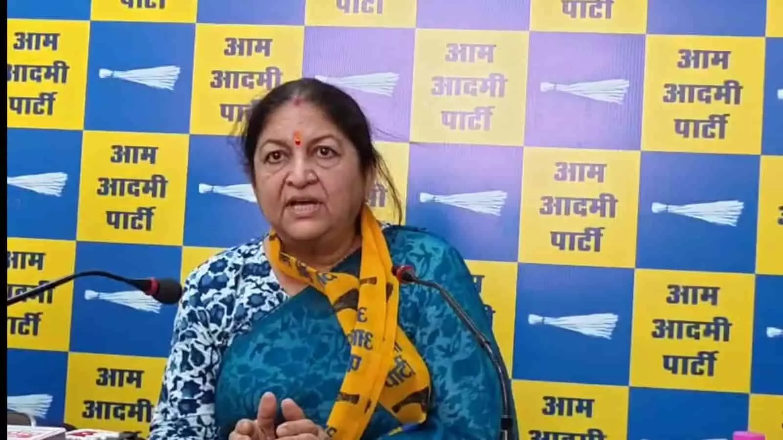 आम आदमी पार्टी के बैनर के सामने प्रेस वार्ता में बोलती हुईं नवनियुक्त कार्यकारी प्रदेश अध्यक्ष कीर्ति पाठक। आम आदमी पार्टी के बैनर के सामने प्रेस वार्ता में बोलती हुईं नवनियुक्त कार्यकारी प्रदेश अध्यक्ष कीर्ति पाठक।