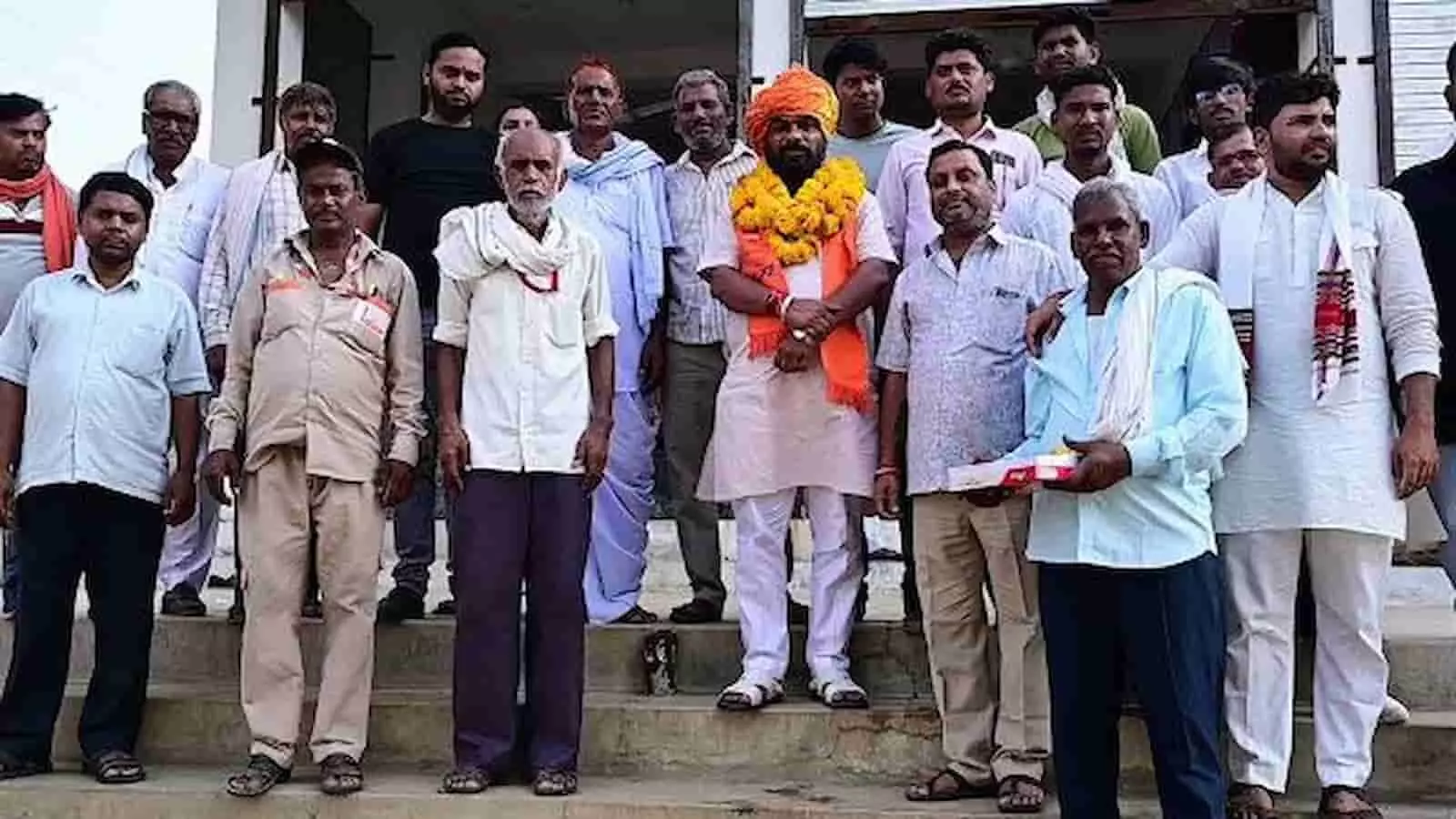 गंगापुर सिटी में समर्थकों के बीच भारतीय श्रमिक कामगार कर्मचारी महासंघ के प्रदेश मंत्री विजय गुप्ता। गंगापुर सिटी में समर्थकों के बीच भारतीय श्रमिक कामगार कर्मचारी महासंघ के प्रदेश मंत्री विजय गुप्ता।