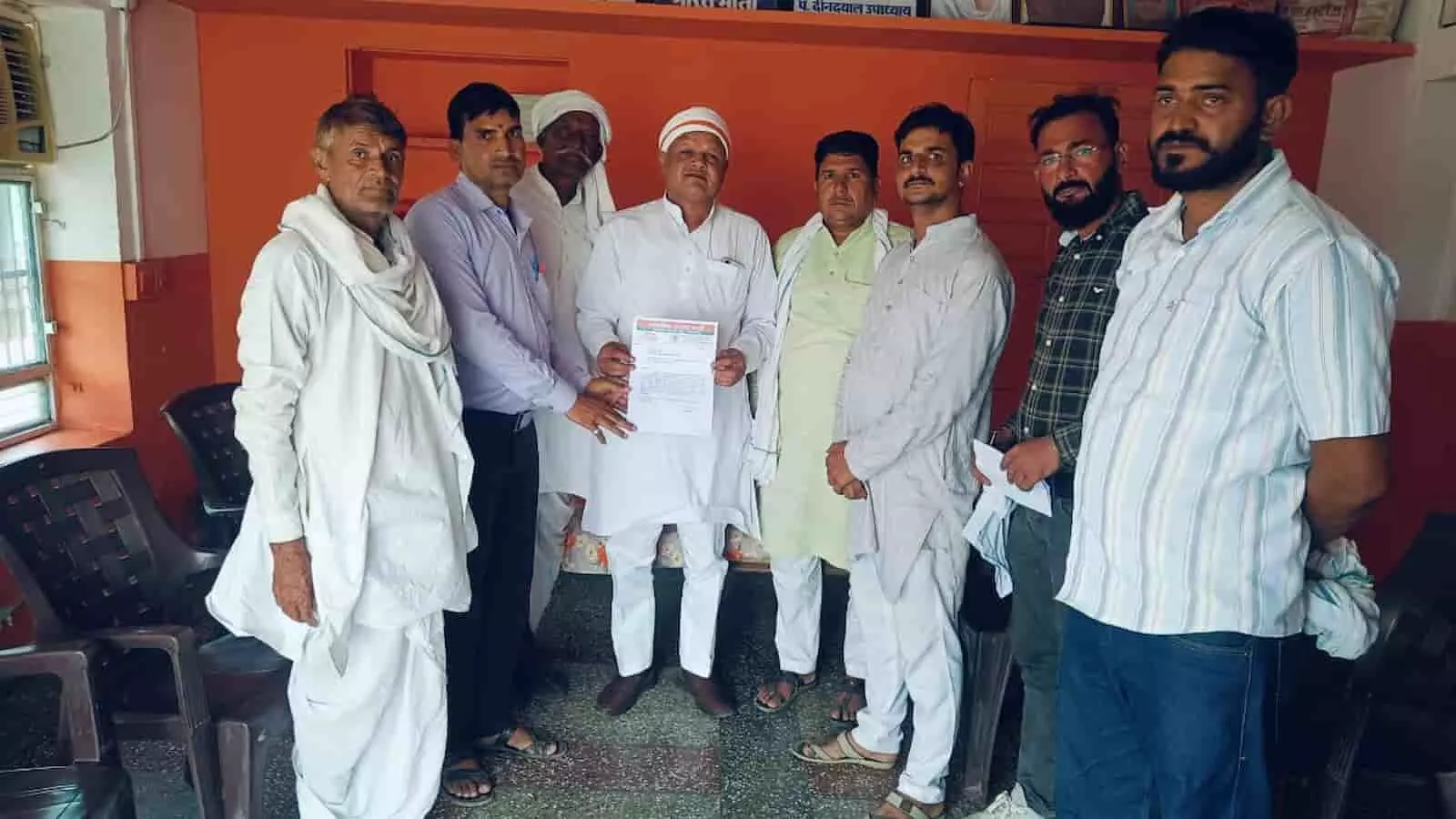 डीएलएड और शास्त्री परीक्षा टकराव को लेकर बामनवास में कुलपति को ज्ञापन सौंपते हुए लोग। डीएलएड और शास्त्री परीक्षा टकराव को लेकर बामनवास में कुलपति को ज्ञापन सौंपते हुए लोग।