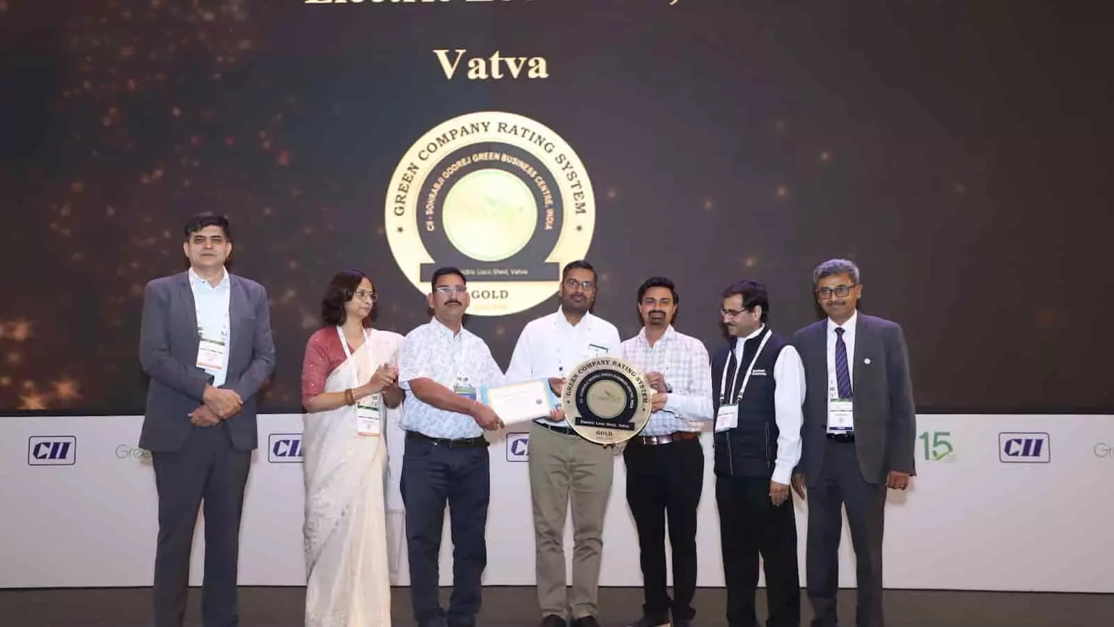 मुंबई में आयोजित सीआईआई के कार्यक्रम में मंच पर अतिथियों से ग्रीन कंपनी गोल्ड रेटिंग सर्टिफिकेट लेते हुए अधिकारी।