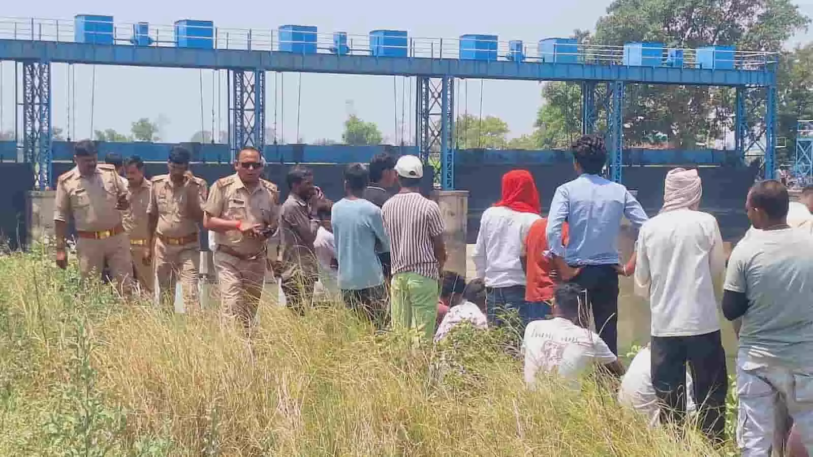 कासगंज की हजारा नहर के किनारे खड़ी उत्तर प्रदेश पुलिस और स्थानीय लोगों की भीड़ शव बरामदगी के बाद जांच के संदर्भ में। कासगंज की हजारा नहर के किनारे खड़ी उत्तर प्रदेश पुलिस और स्थानीय लोगों की भीड़ शव बरामदगी के बाद जांच के संदर्भ में।