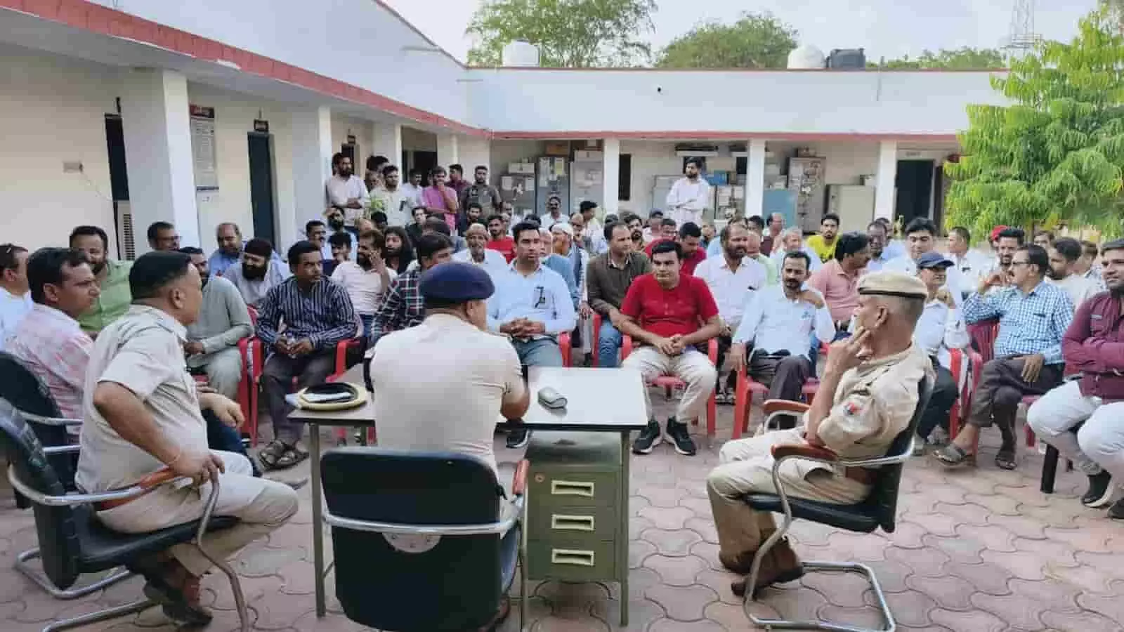 प्रतापगढ़ थाना परिसर में पुलिस और शांति समिति के सदस्य मोहर्रम की व्यवस्था पर चर्चा करते हुए। प्रतापगढ़ थाना परिसर में पुलिस और शांति समिति के सदस्य मोहर्रम की व्यवस्था पर चर्चा करते हुए।