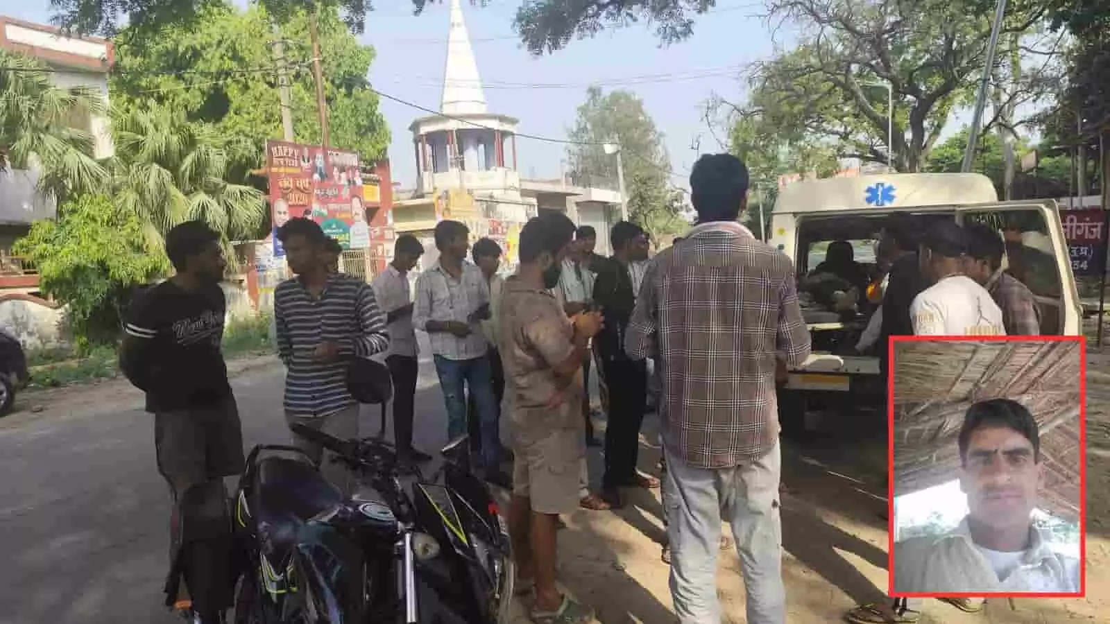 एटा के अलीगंज में सड़क हादसे के बाद घटनास्थल पर एम्बुलेंस के पास खड़े पुलिसकर्मी और स्थानीय लोग। एटा के अलीगंज में सड़क हादसे के बाद घटनास्थल पर एम्बुलेंस के पास खड़े पुलिसकर्मी और स्थानीय लोग।