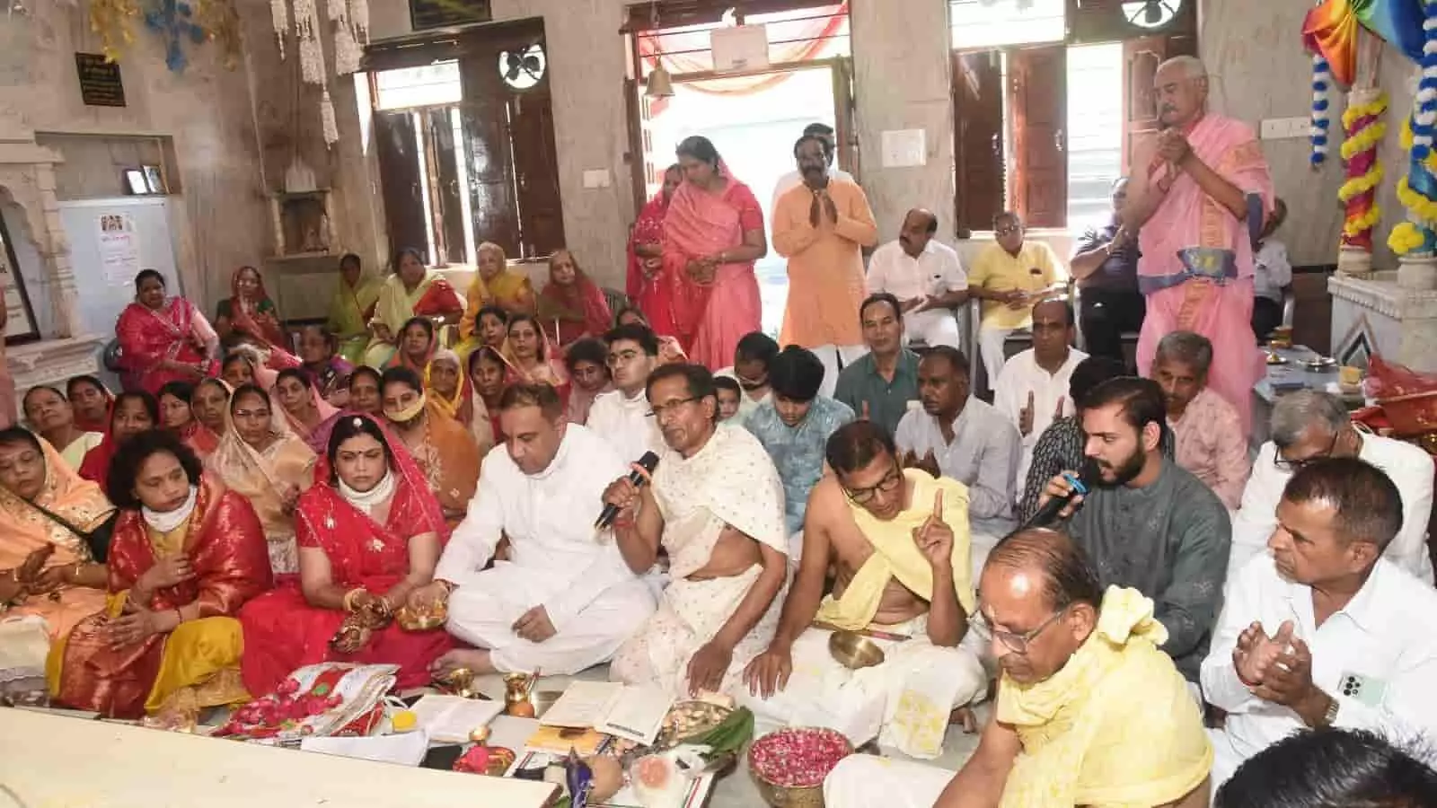 भीलवाड़ा के श्री संभवनाथ जैन मंदिर में वार्षिक ध्वजा महोत्सव पर उपस्थित श्रद्धालु और आयोजन। भीलवाड़ा के श्री संभवनाथ जैन मंदिर में वार्षिक ध्वजा महोत्सव पर उपस्थित श्रद्धालु और आयोजन।