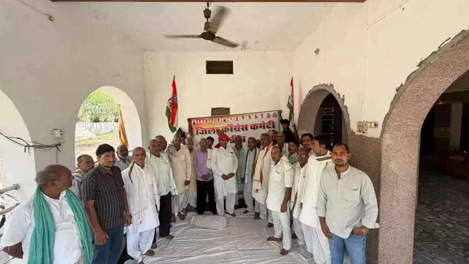 डीग के चामुंडा माता मंदिर परिसर में जिला कांग्रेस कमेटी के बैनर तले एकत्रित हुए कांग्रेस कार्यकर्ता। डीग के चामुंडा माता मंदिर परिसर में जिला कांग्रेस कमेटी के बैनर तले एकत्रित हुए कांग्रेस कार्यकर्ता।