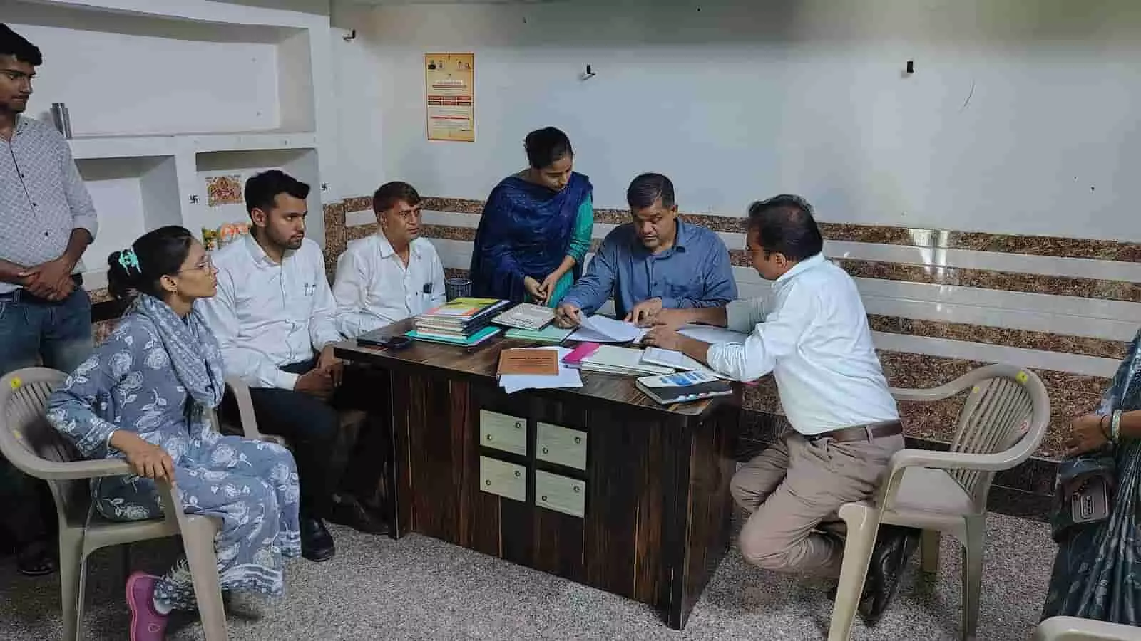 डीग में वन स्टॉप सेंटर के निरीक्षण के दौरान दस्तावेजों की समीक्षा करते न्यायिक अधिकारी और विधिक सेवा प्राधिकरण के सदस्य। डीग में वन स्टॉप सेंटर के निरीक्षण के दौरान दस्तावेजों की समीक्षा करते न्यायिक अधिकारी और विधिक सेवा प्राधिकरण के सदस्य।
