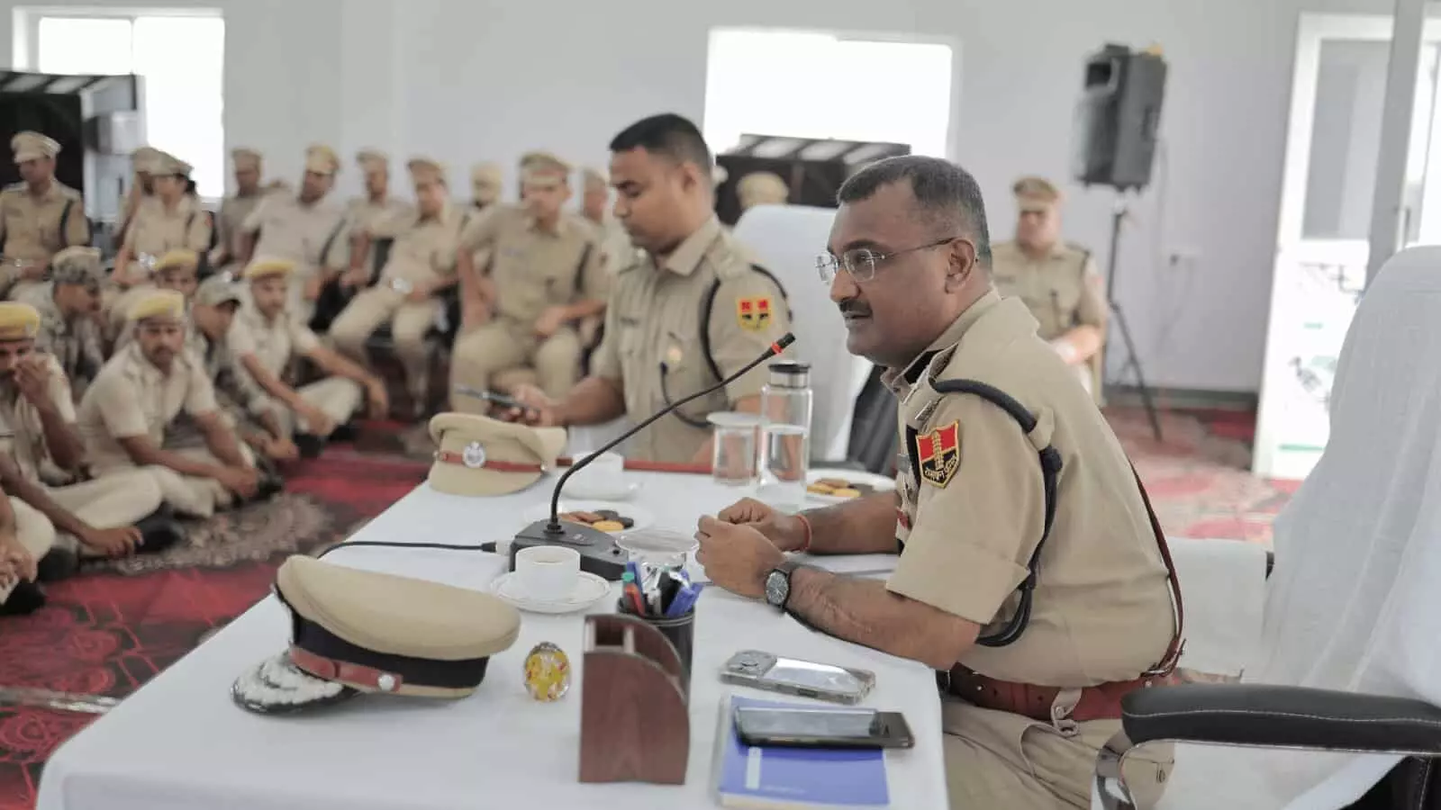 चित्तौड़गढ़ पुलिस लाइन में एडीजी राघवेंद्र सुहास पुलिस अधिकारियों की बैठक लेते हुए।