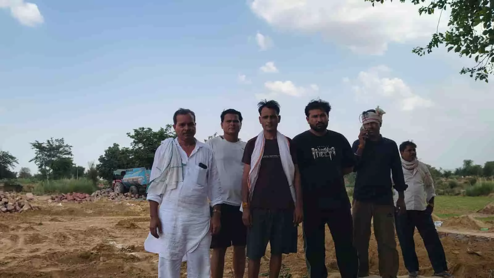 नगला जेता मेहरावर में निर्माणाधीन अस्पताल स्थल पर खड़े होकर विरोध जताते हुए ग्रामीण पुरुष। नगला जेता मेहरावर में निर्माणाधीन अस्पताल स्थल पर खड़े होकर विरोध जताते हुए ग्रामीण पुरुष।