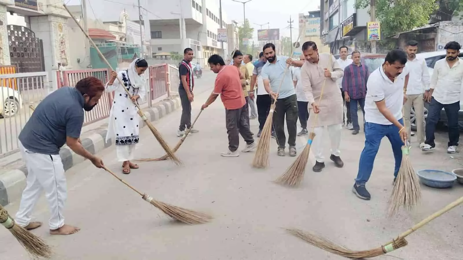 चित्तौड़गढ़ में राहुल गांधी के जन्मदिन पर सफाई अभियान चलाते कांग्रेस कार्यकर्ता।