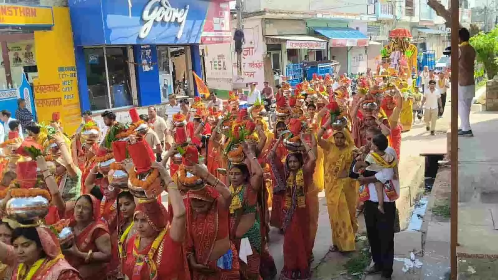 सिकंदरा के प्रमुख मार्गों पर कलश यात्रा निकालतीं महिला श्रद्धालु और श्रीमद्भागवत कथा के आयोजक। सिकंदरा के प्रमुख मार्गों पर कलश यात्रा निकालतीं महिला श्रद्धालु और श्रीमद्भागवत कथा के आयोजक।