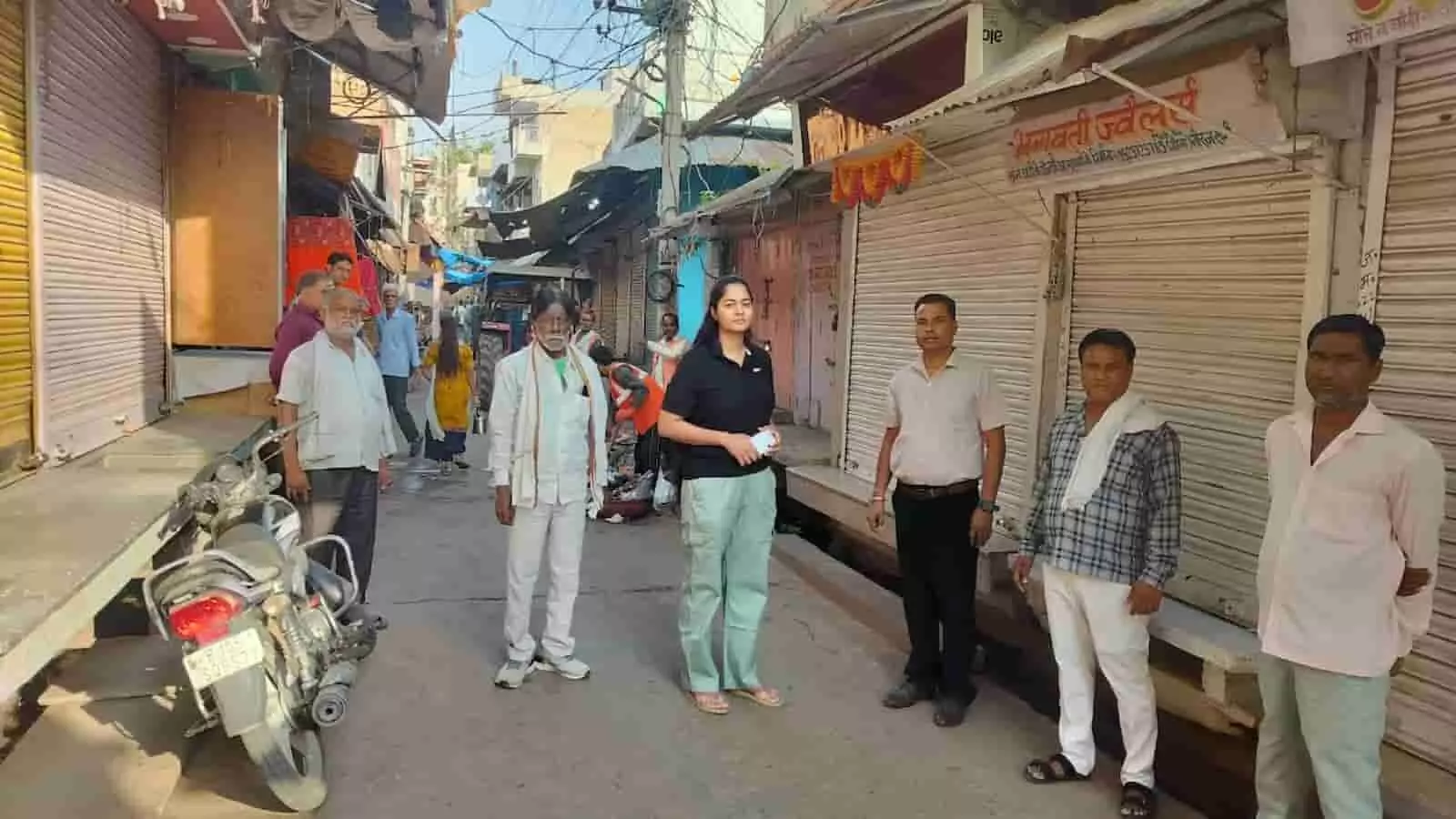 बाजार की सड़क पर खड़े नगर पालिका ईओ वैशाली धाकड़ और कर्मचारी बयाना में सफाई निरीक्षण के दौरान। बाजार की सड़क पर खड़े नगर पालिका ईओ वैशाली धाकड़ और कर्मचारी बयाना में सफाई निरीक्षण के दौरान।