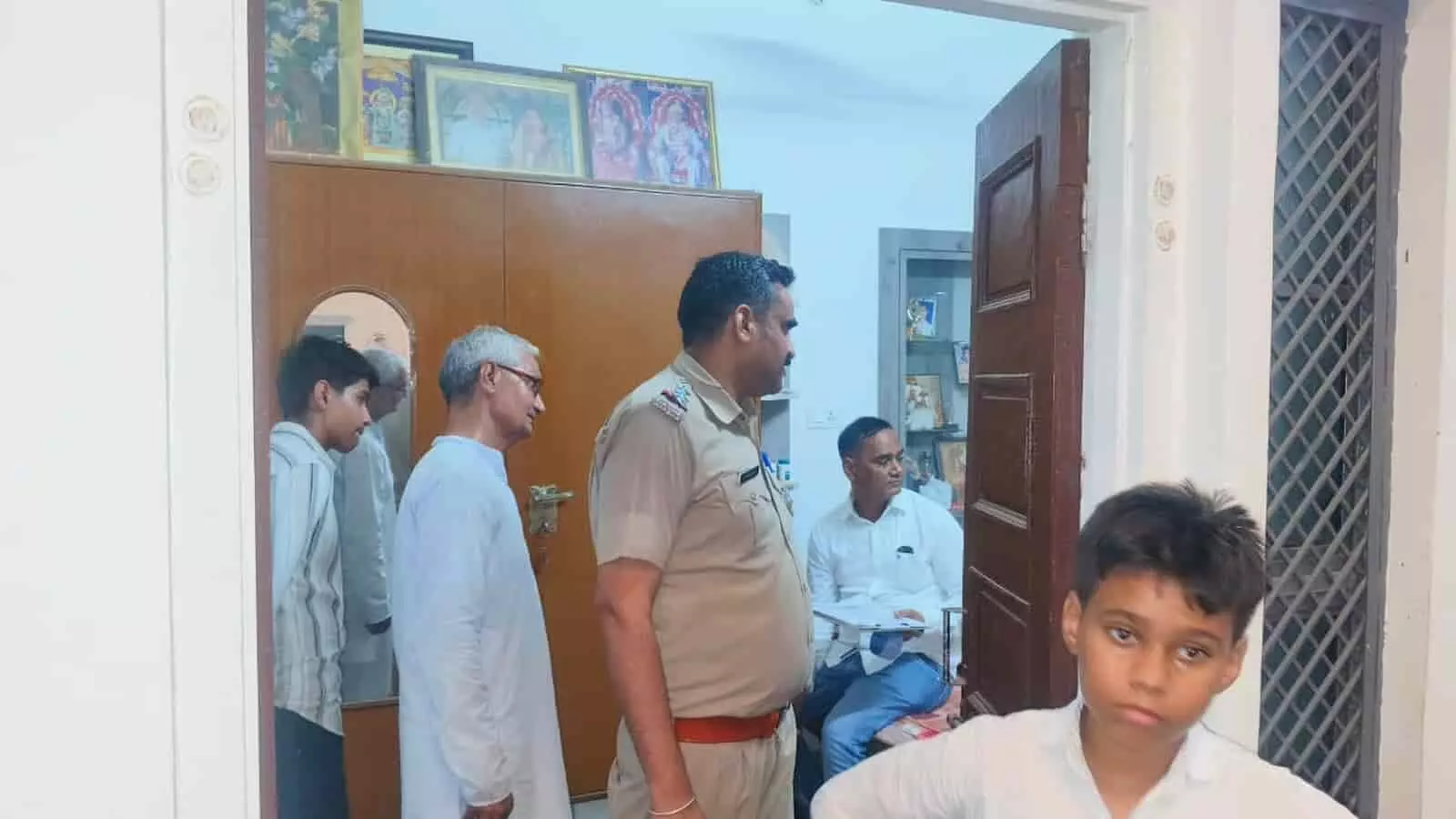 बयाना में चोरी की घटना के बाद मकान के अंदर जांच करते पुलिस अधिकारी और स्थानीय नागरिक। बयाना में चोरी की घटना के बाद मकान के अंदर जांच करते पुलिस अधिकारी और स्थानीय नागरिक।