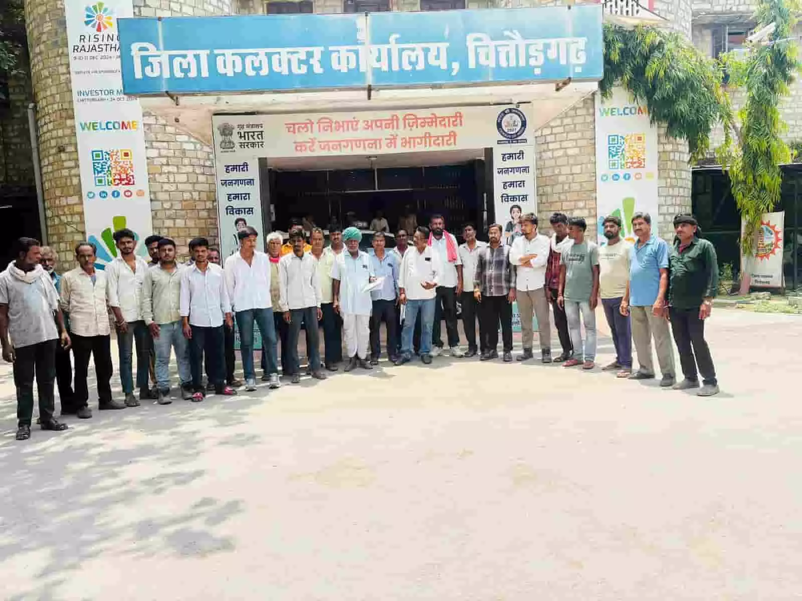 चित्तौड़गढ़ में सरकारी भूमि से अवैध अतिक्रमण हटाने की मांग को लेकर एकत्रित ग्रामीण। चित्तौड़गढ़ में सरकारी भूमि से अवैध अतिक्रमण हटाने की मांग को लेकर एकत्रित ग्रामीण।