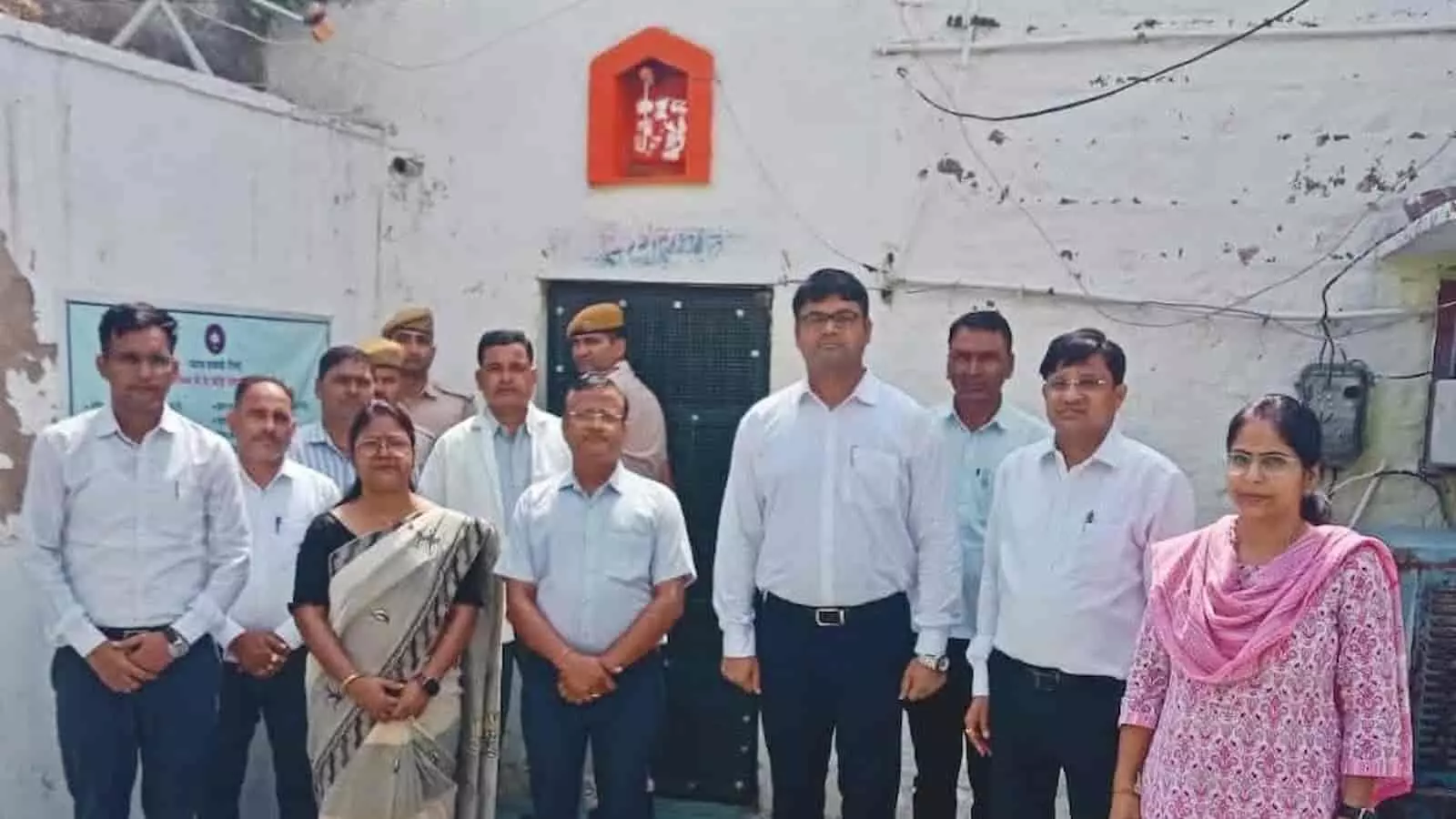 बयाना उपकारागृह परिसर के बाहर औचक निरीक्षण के लिए एकत्रित हुए प्रशासनिक अधिकारी और विजिटर्स बोर्ड के सदस्य। बयाना उपकारागृह परिसर के बाहर औचक निरीक्षण के लिए एकत्रित हुए प्रशासनिक अधिकारी और विजिटर्स बोर्ड के सदस्य।