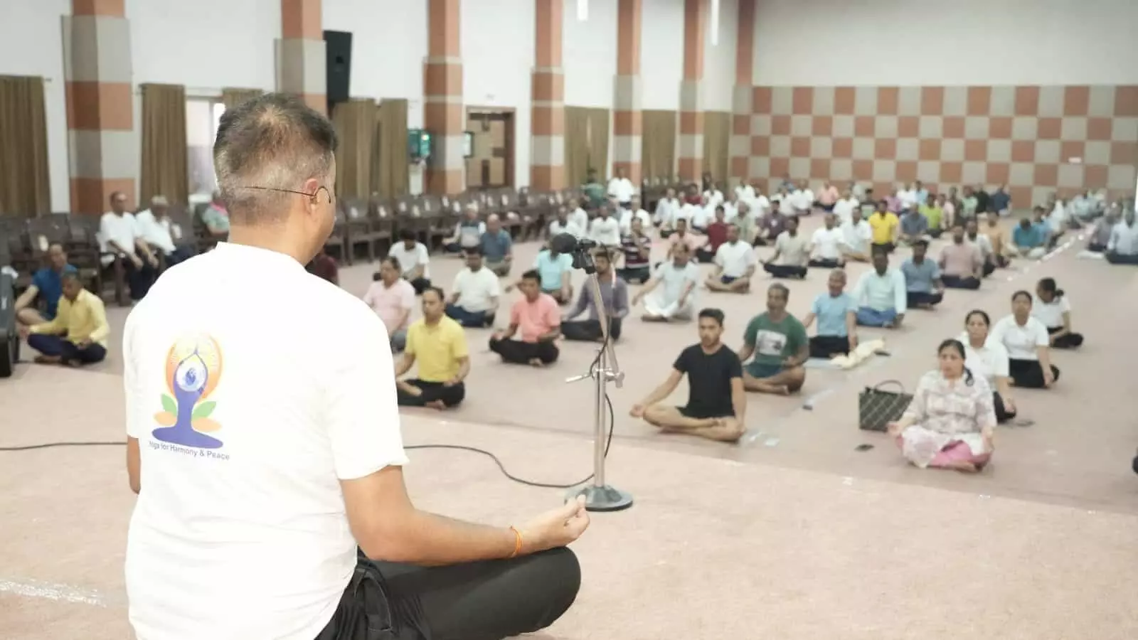 योगाचार्य मनीष जैन कोटा में प्रतिभागियों को योग प्रोटोकॉल का अभ्यास करा रहे हैं। योगाचार्य मनीष जैन कोटा में प्रतिभागियों को योग प्रोटोकॉल का अभ्यास करा रहे हैं।